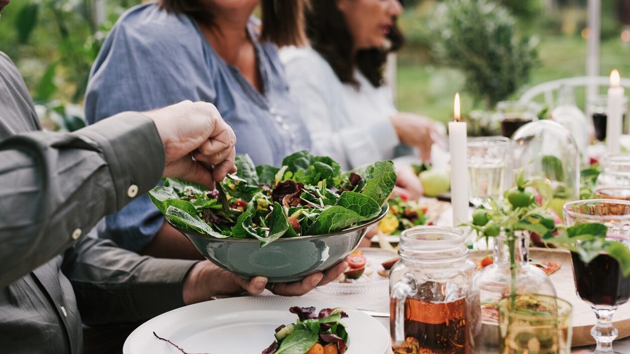 La dieta vegana riduce le emissioni nocive: lo studio di Oxford