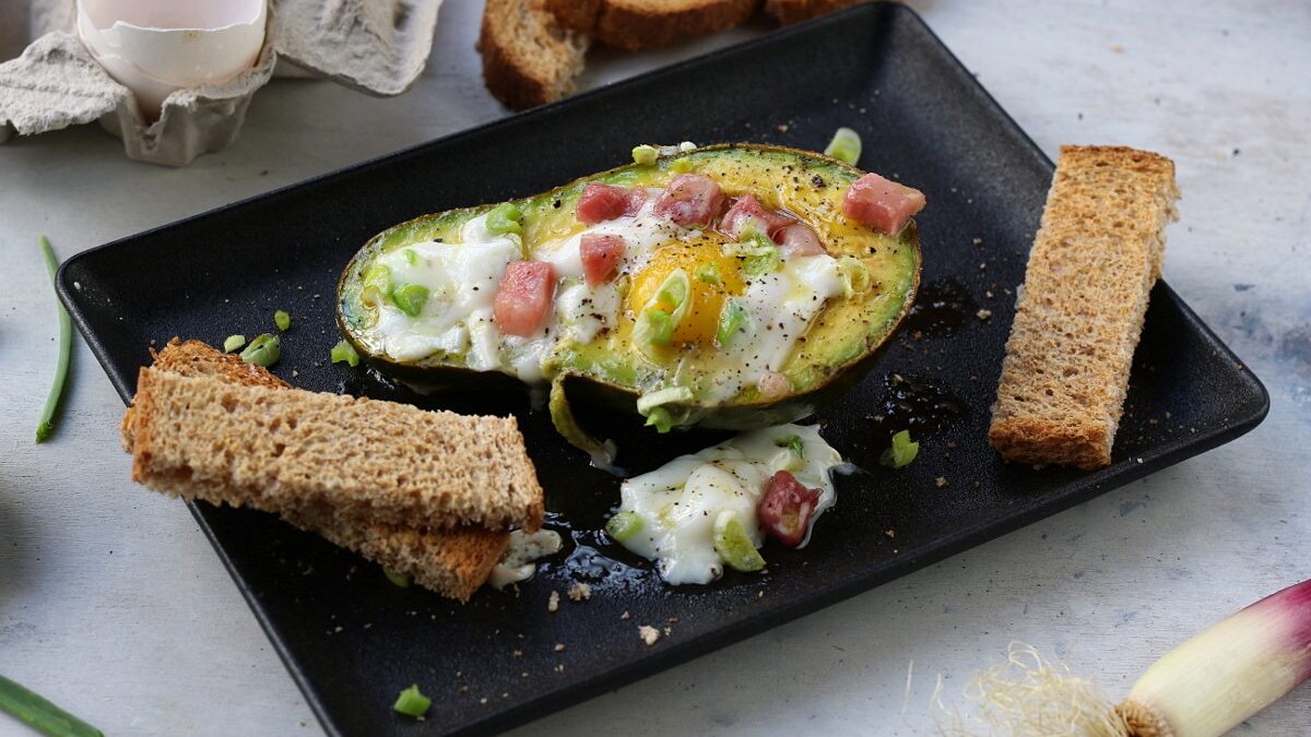avocado con uova e pancetta