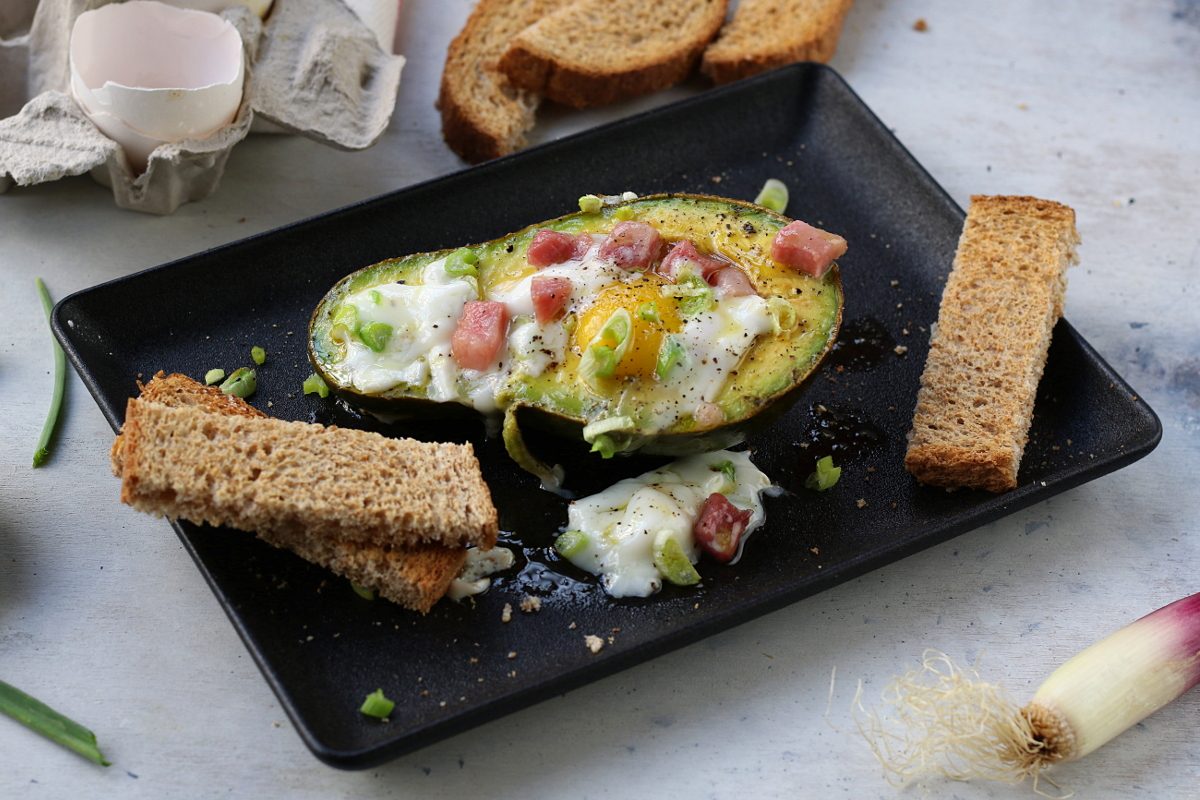 avocado con uova e pancetta