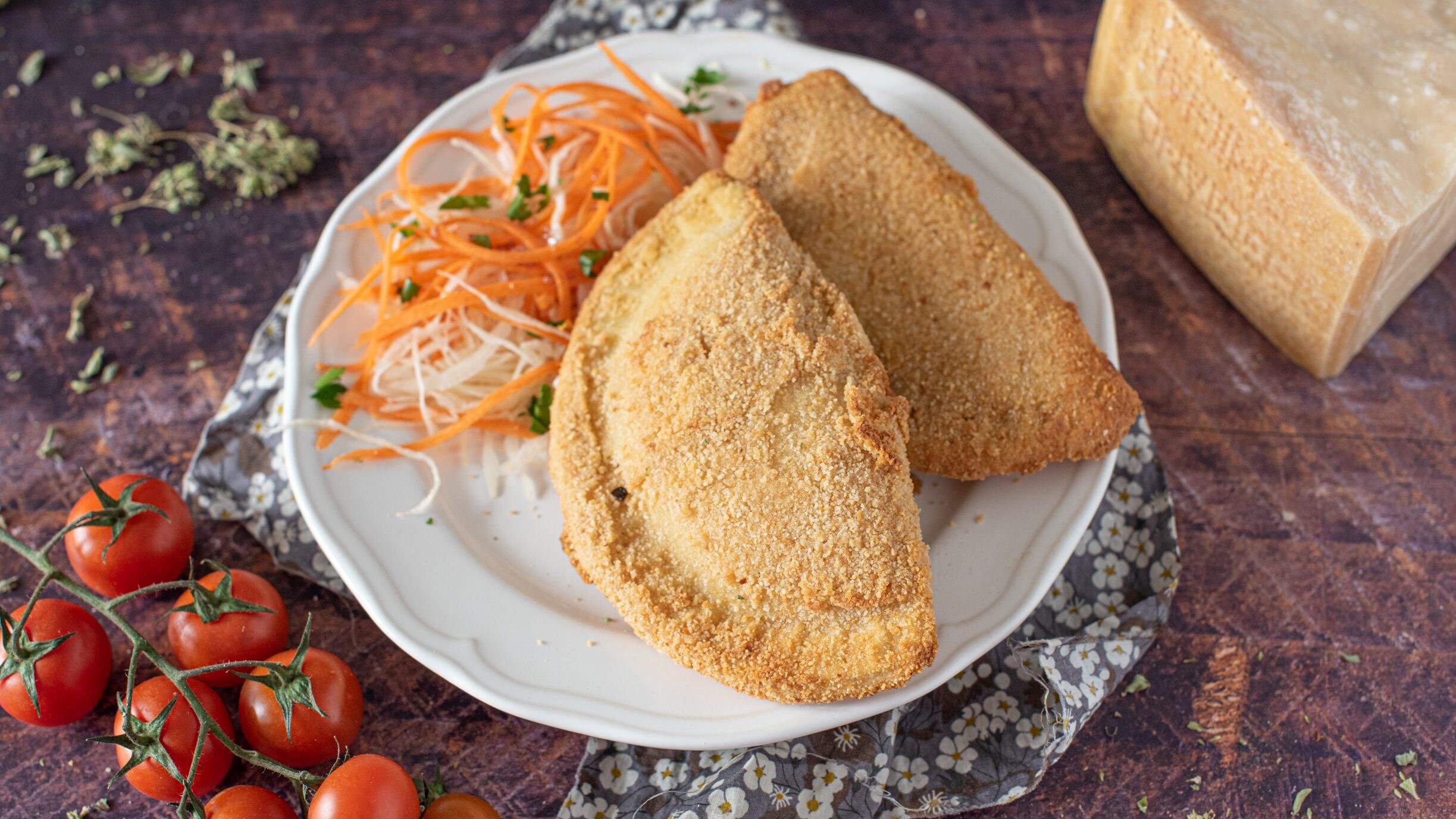 Mezzelune al forno con mozzarella e pomodoro