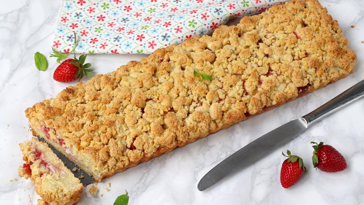 Sbriciolata con fragole fresche