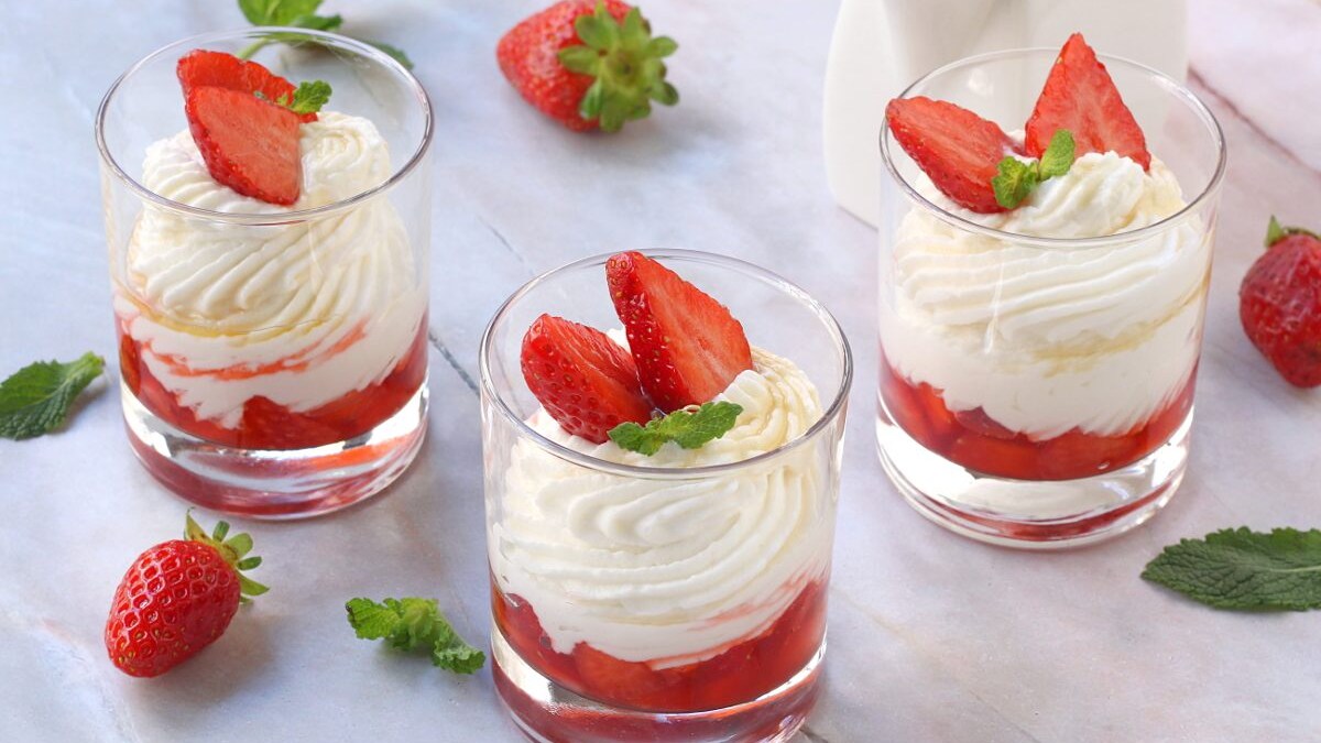 Cremoso alla ricotta, fragole e menta