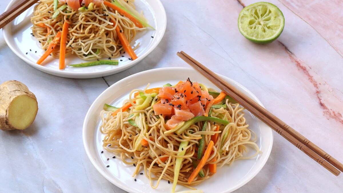 Noodles con salmone e verdure