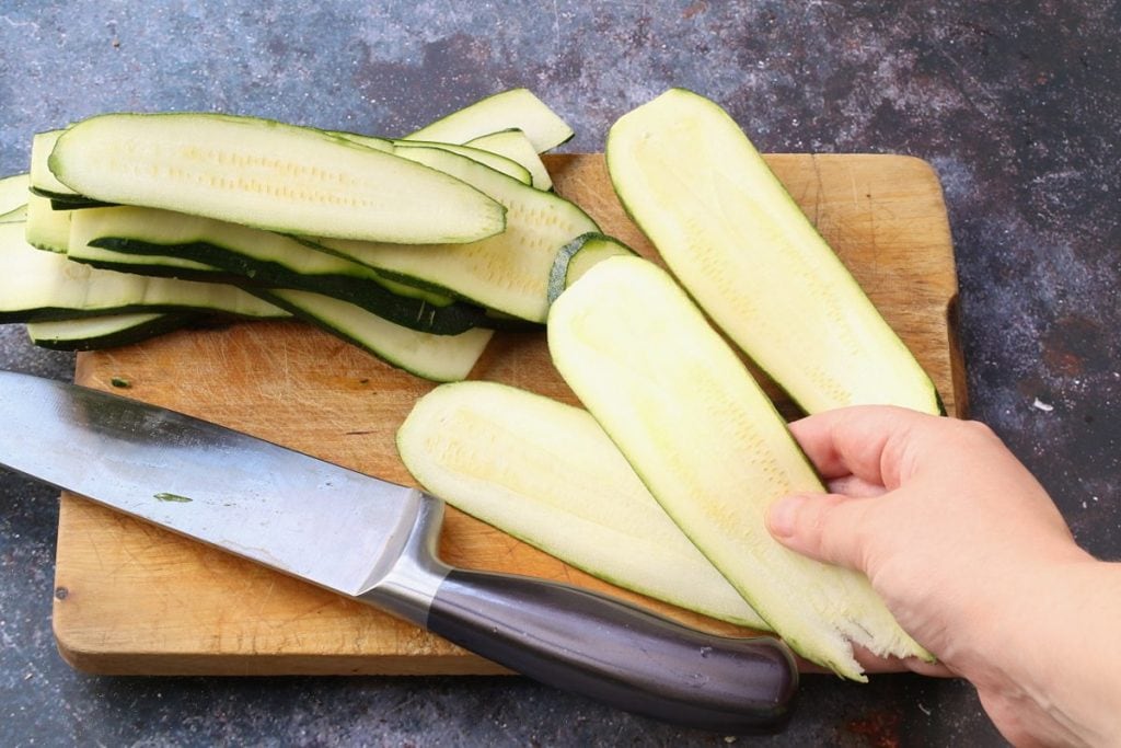 Zucchini-Röllchen mit Speck und Käse: das Rezept für eine köstliche und ...