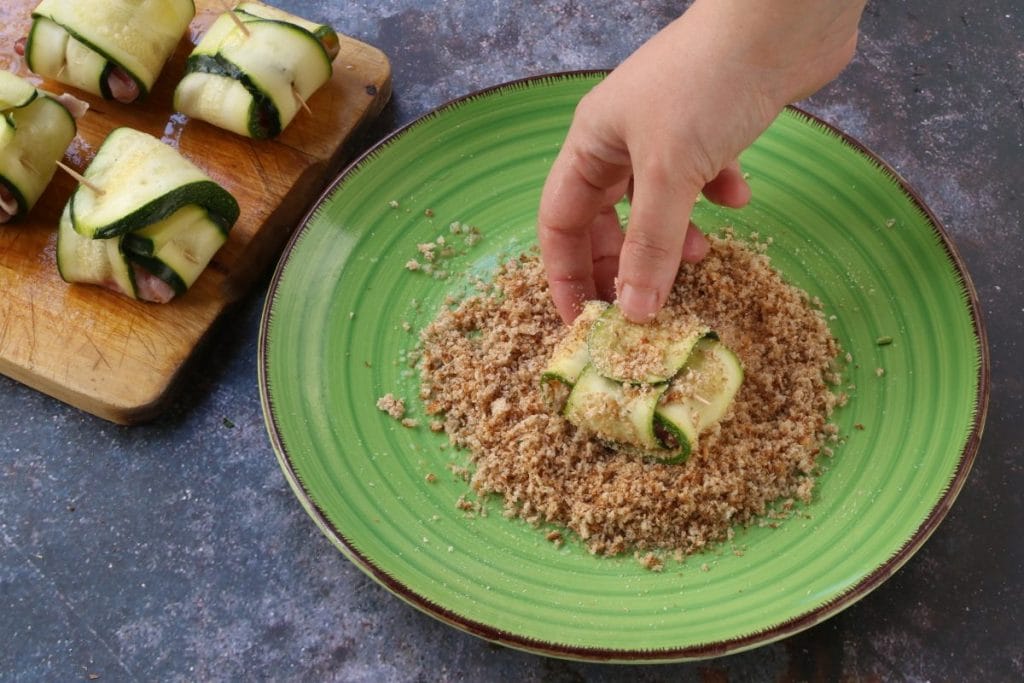 Zucchini-Röllchen mit Speck und Käse: das Rezept für eine köstliche und ...