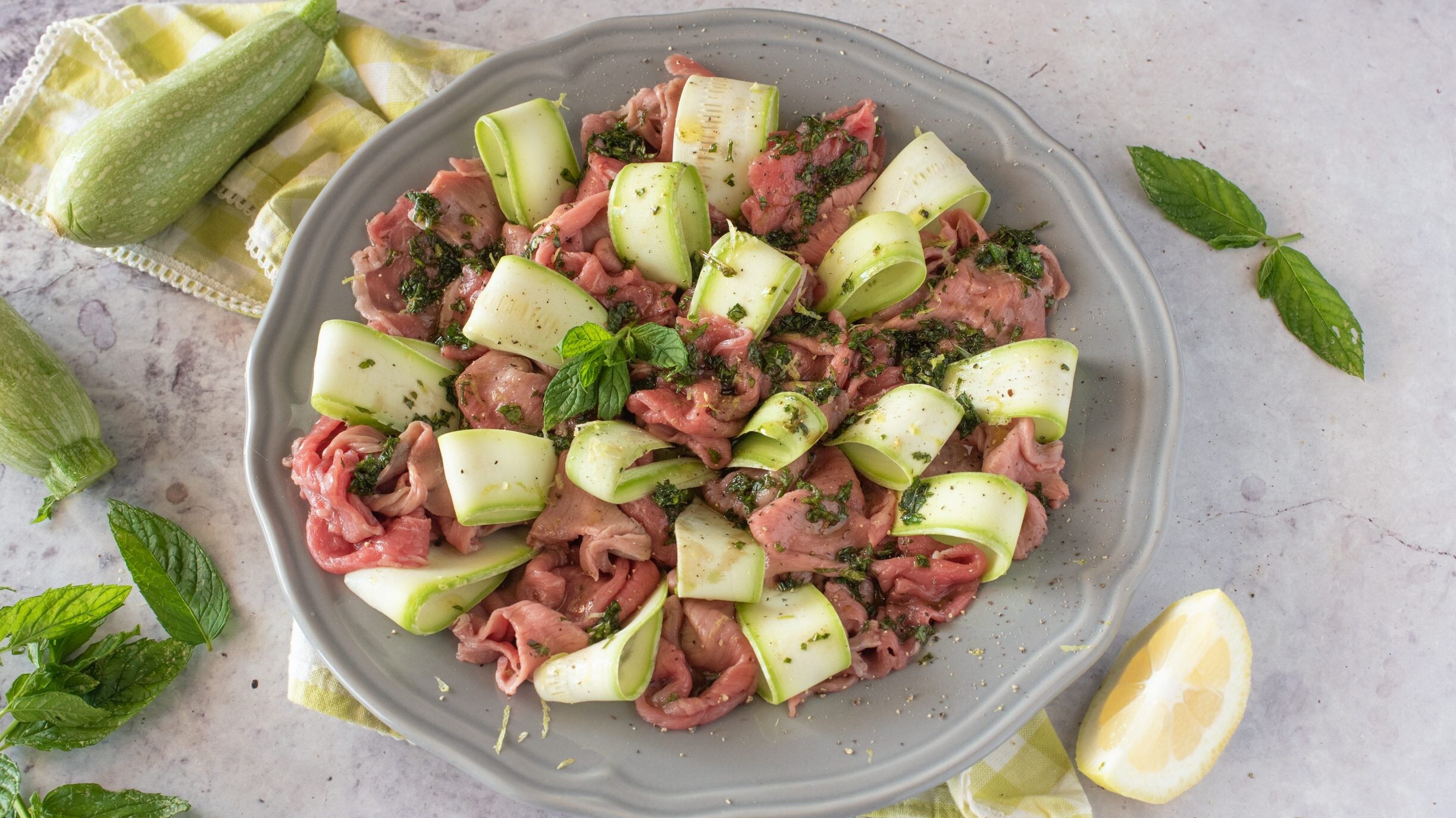 carpaccio di manzo con zucchine e menta_