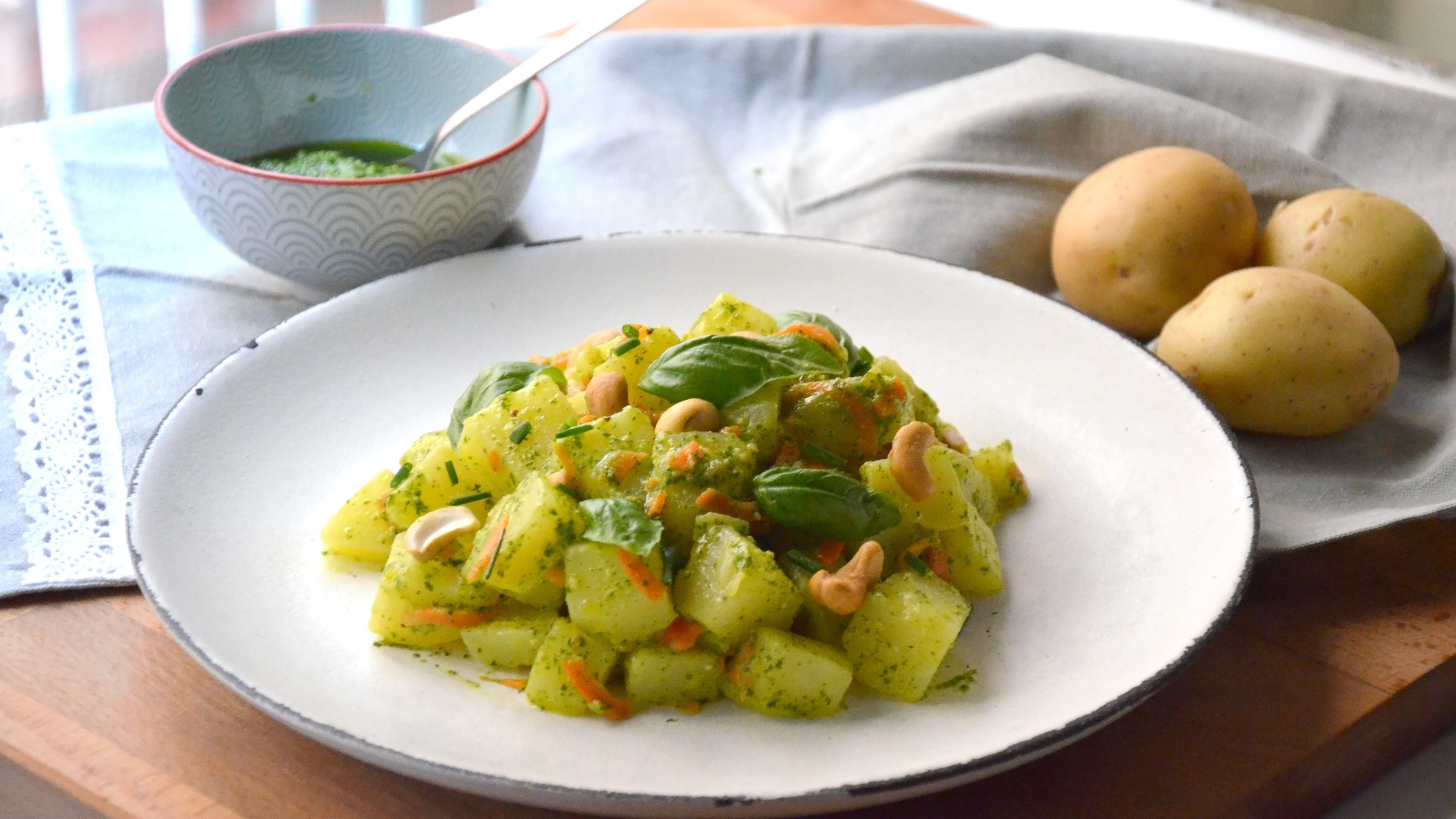 https://static.mirqelvano.digital/wp-content/uploads/sites/21/2020/08/Insalata_di_patate_carote_e_pesto_di_rucola_8_copertina.jpg