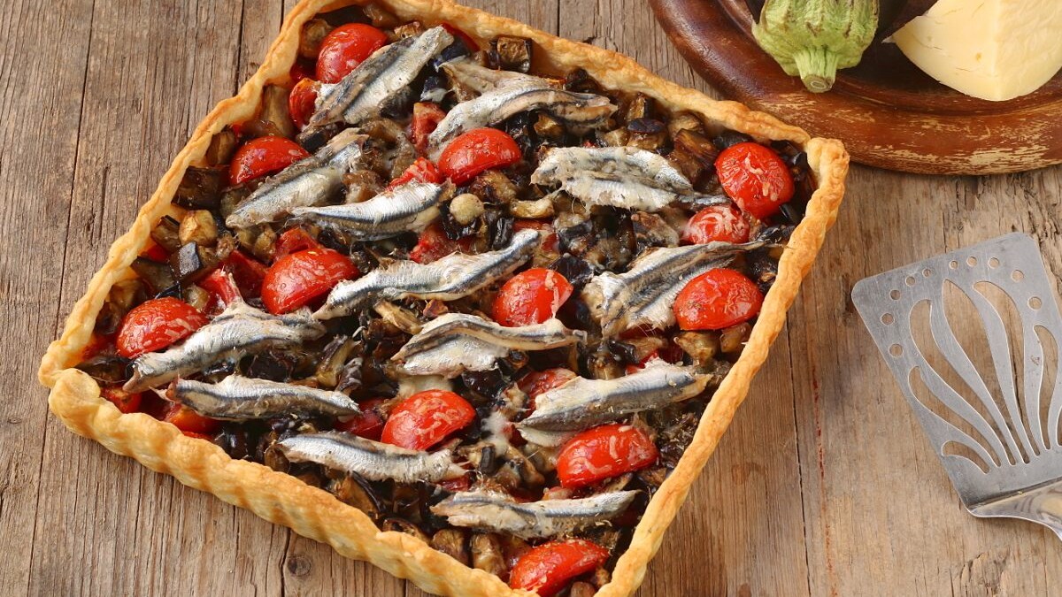 Torta salata con alici, melanzane e pomodorini