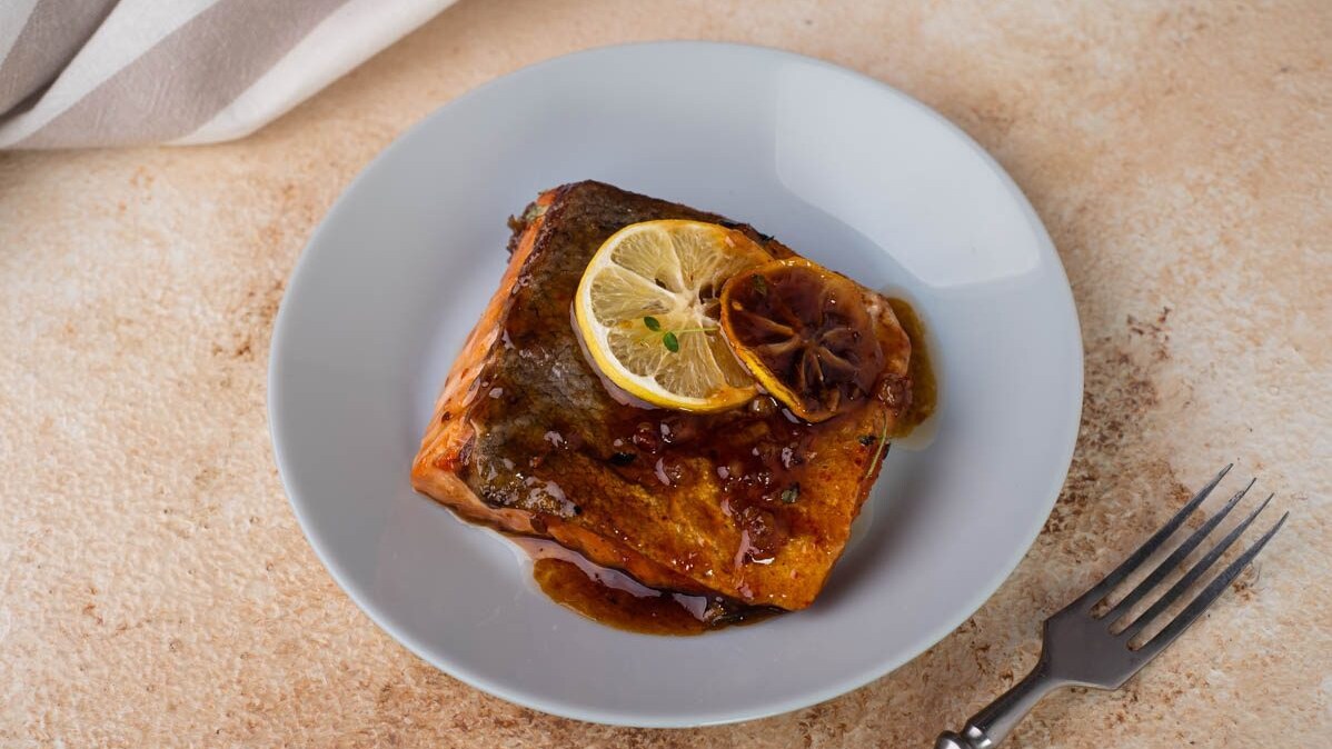 Salmone glassato con miele, aglio e salsa di soia