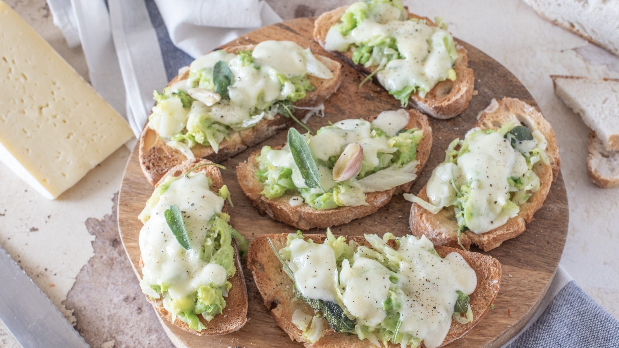 Bruschette con verza e formaggio