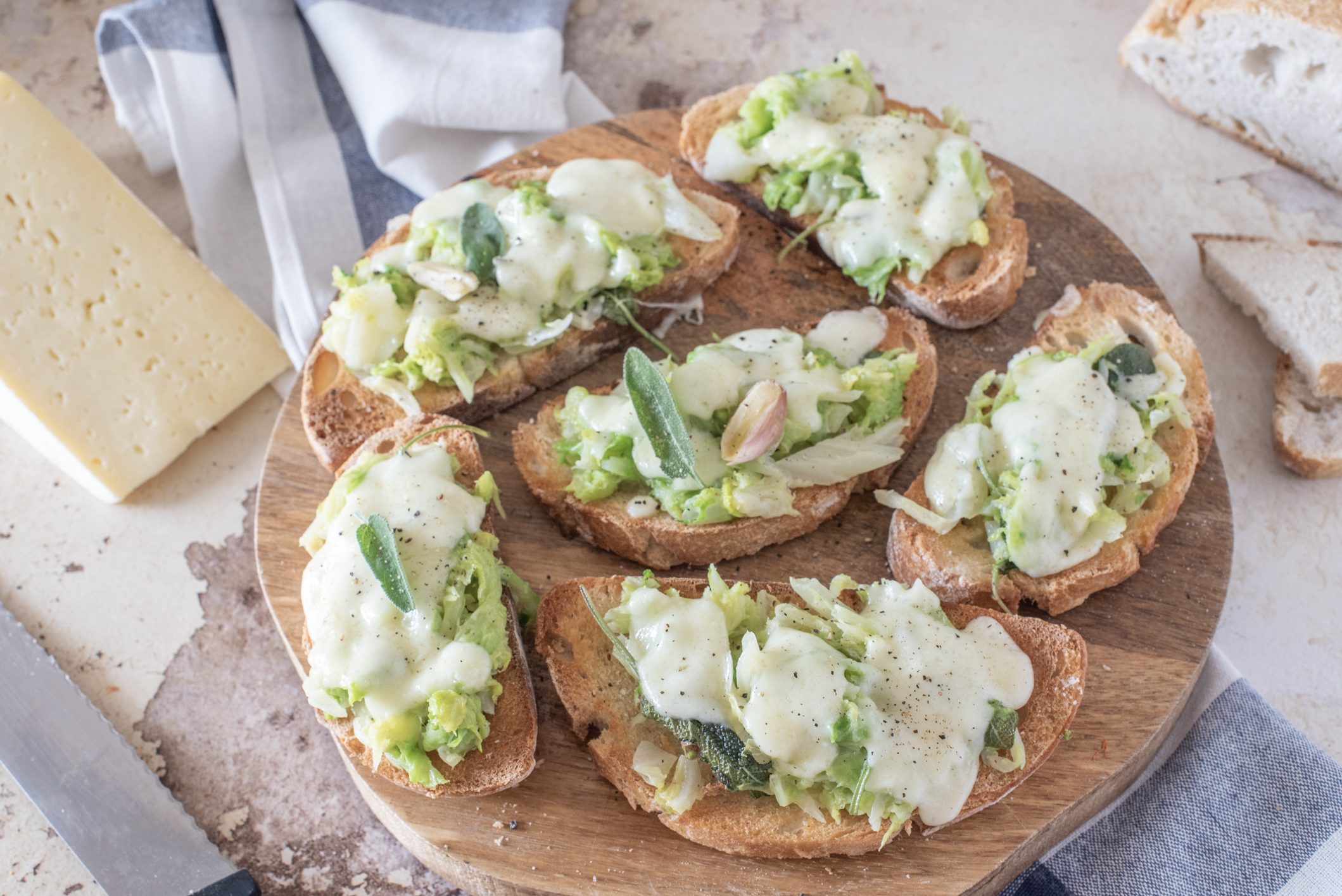 Bruschette con verza e formaggio