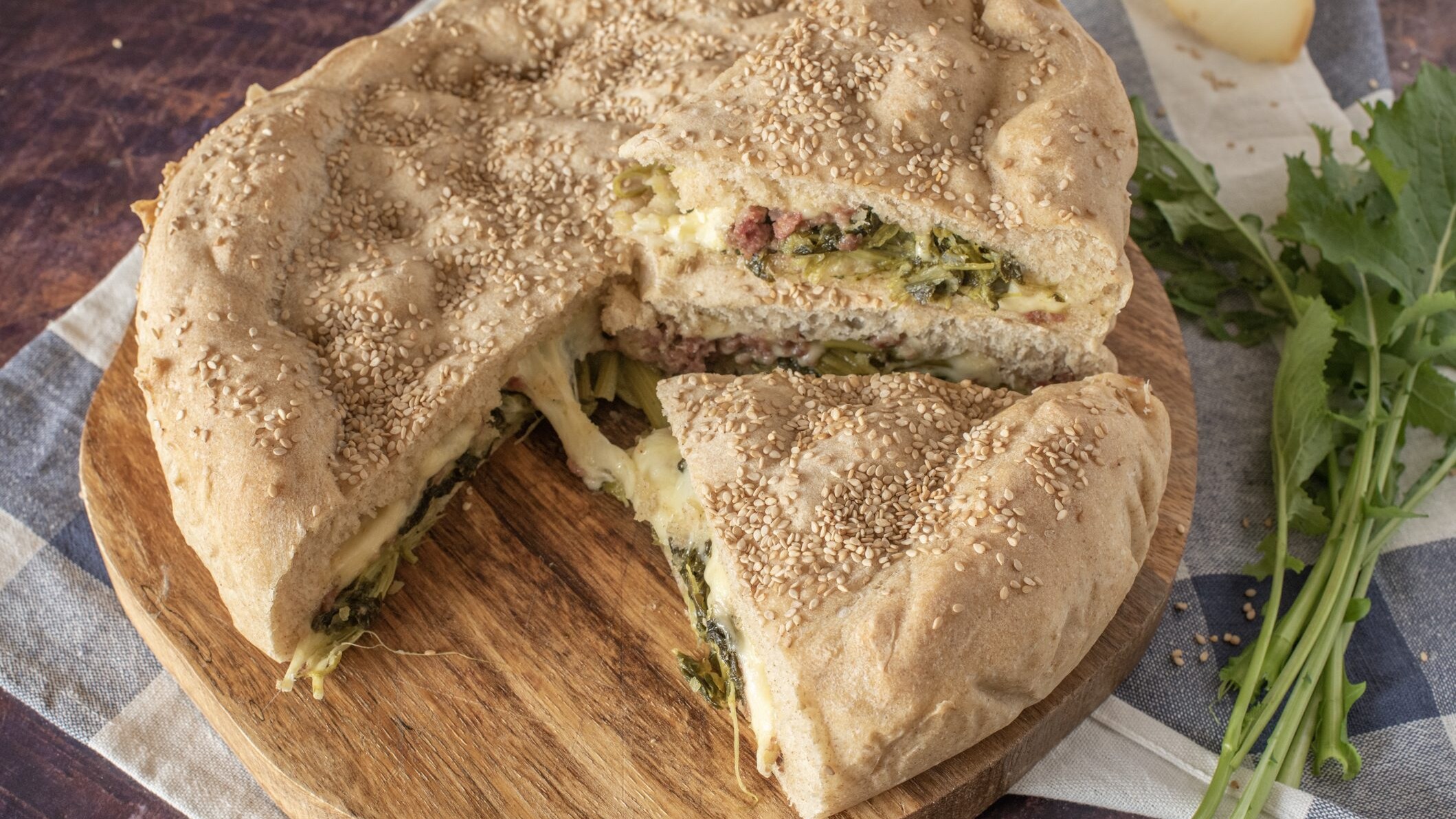 Focaccia con cime di rapa, scamorza e salsiccia