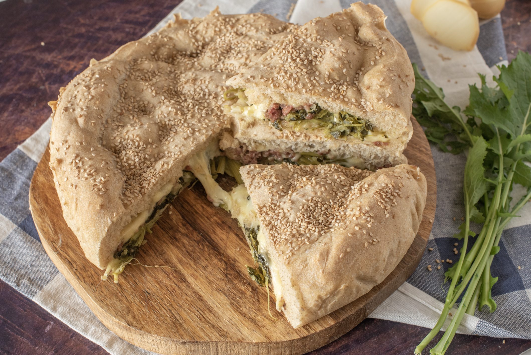 Focaccia con cime di rapa, scamorza e salsiccia