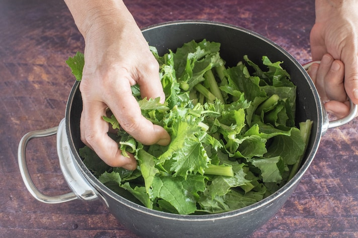 Focaccia con cime di rapa, scamorza e salsiccia