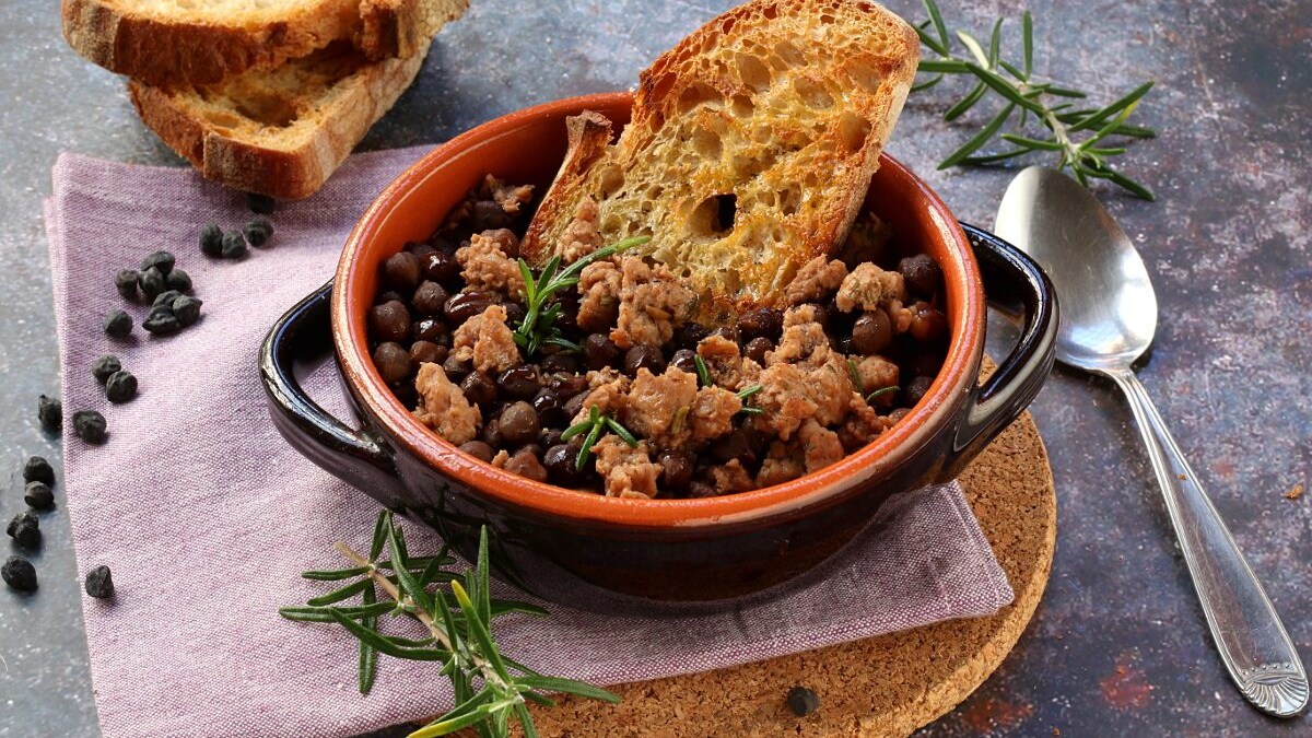 Zuppa di ceci neri con salsiccia