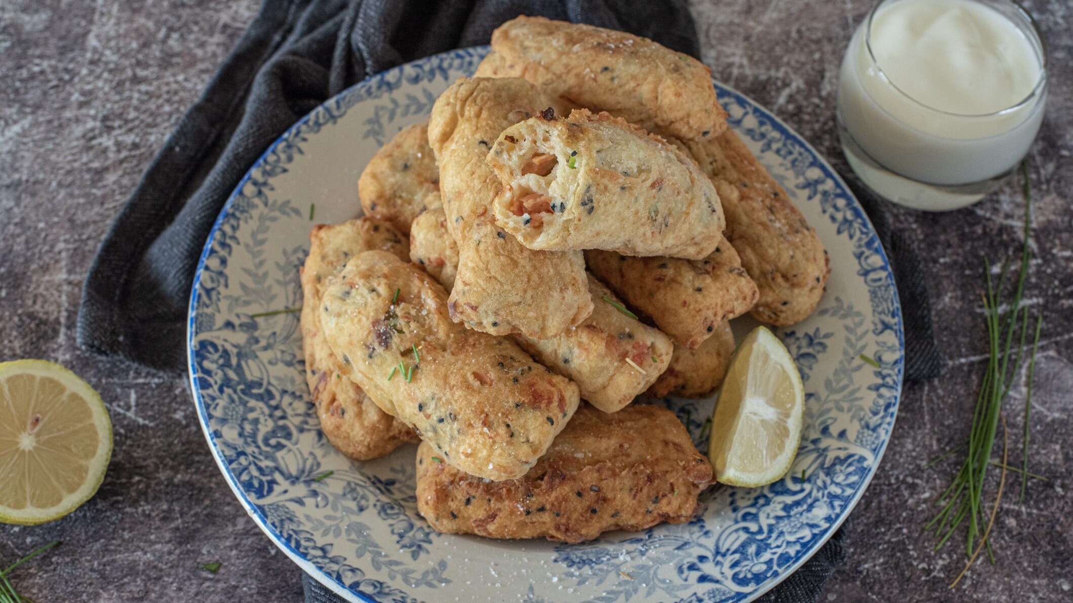 crocchette di patate con salmone affumicato e erbe