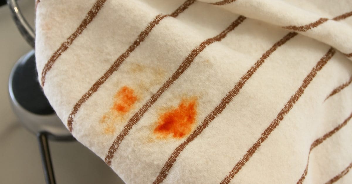 Come rimuovere le macchie di cibo dai tessuti: 10 soluzioni casalinghe per 10 macchie