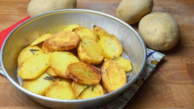 Patate arrosto: la ricetta del contorno sfizioso e saporito