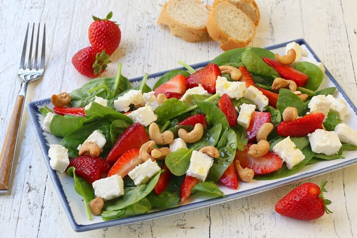 Insalata di fragole con feta e spinacini
