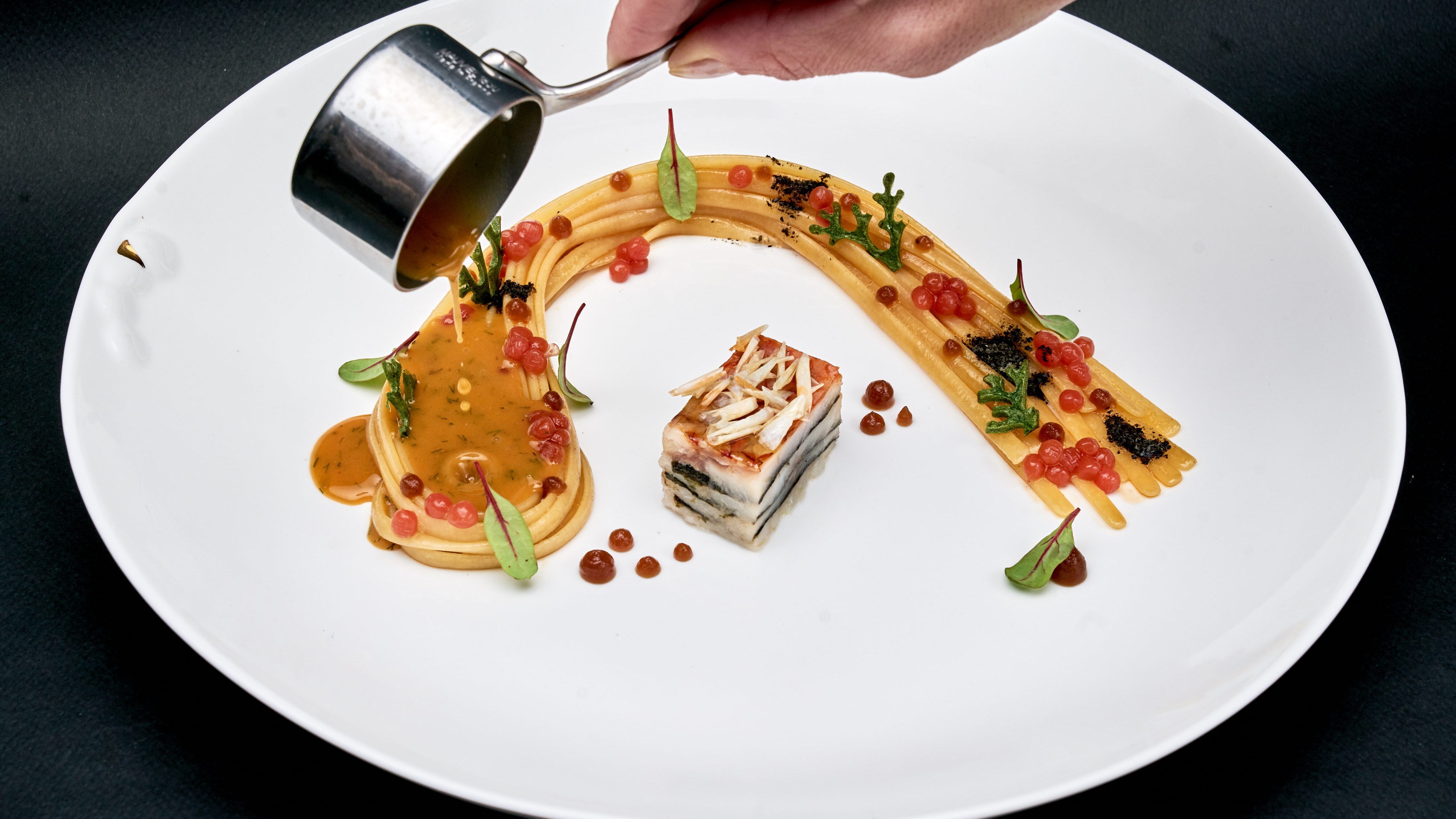 MARE NOSTRUM-Linguina di Gragnano IGP cotta in estrazione di triglia rossa di scoglio,gel acidulo al tamarindo ed alga nori