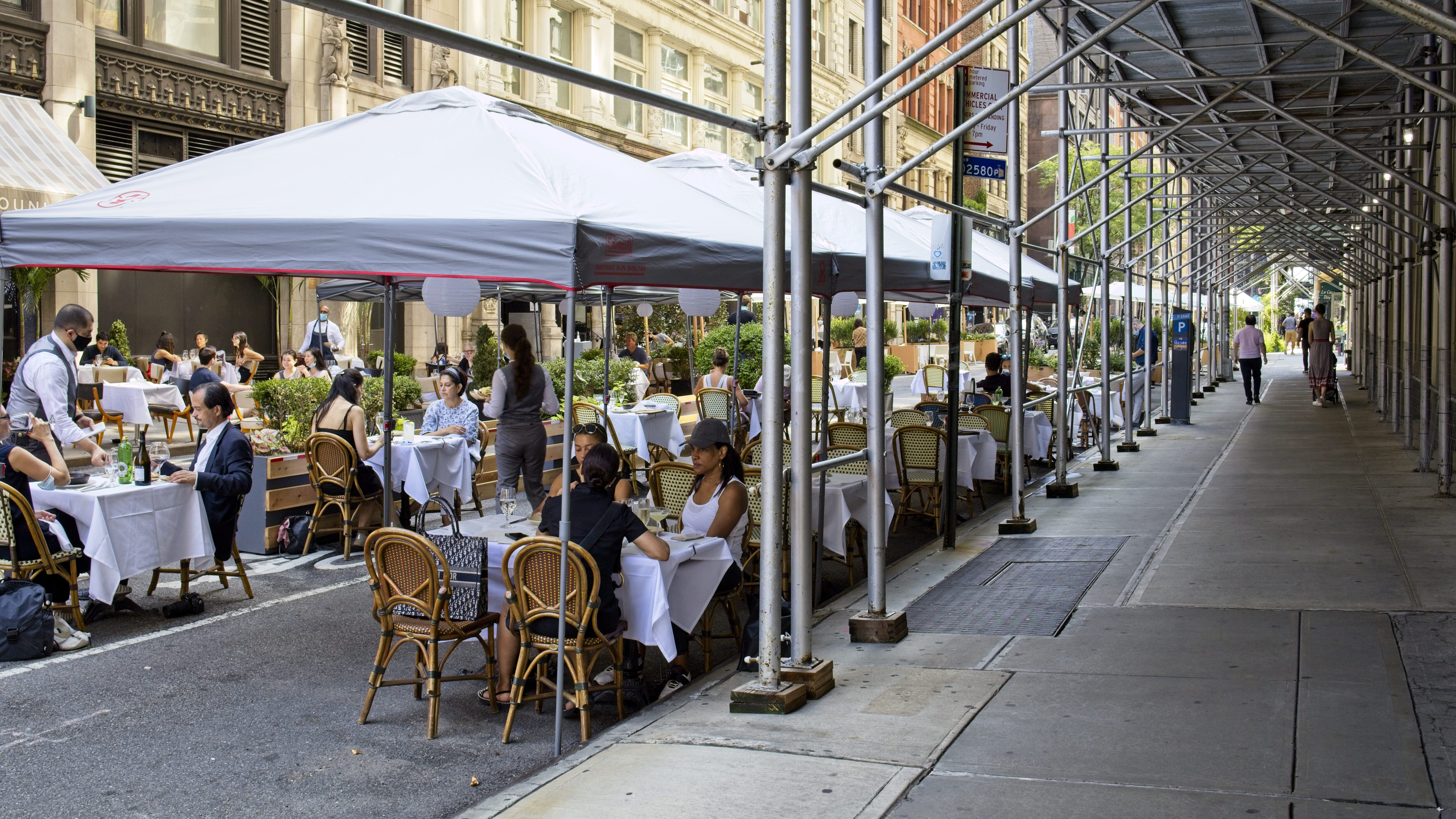 dehors new york strada