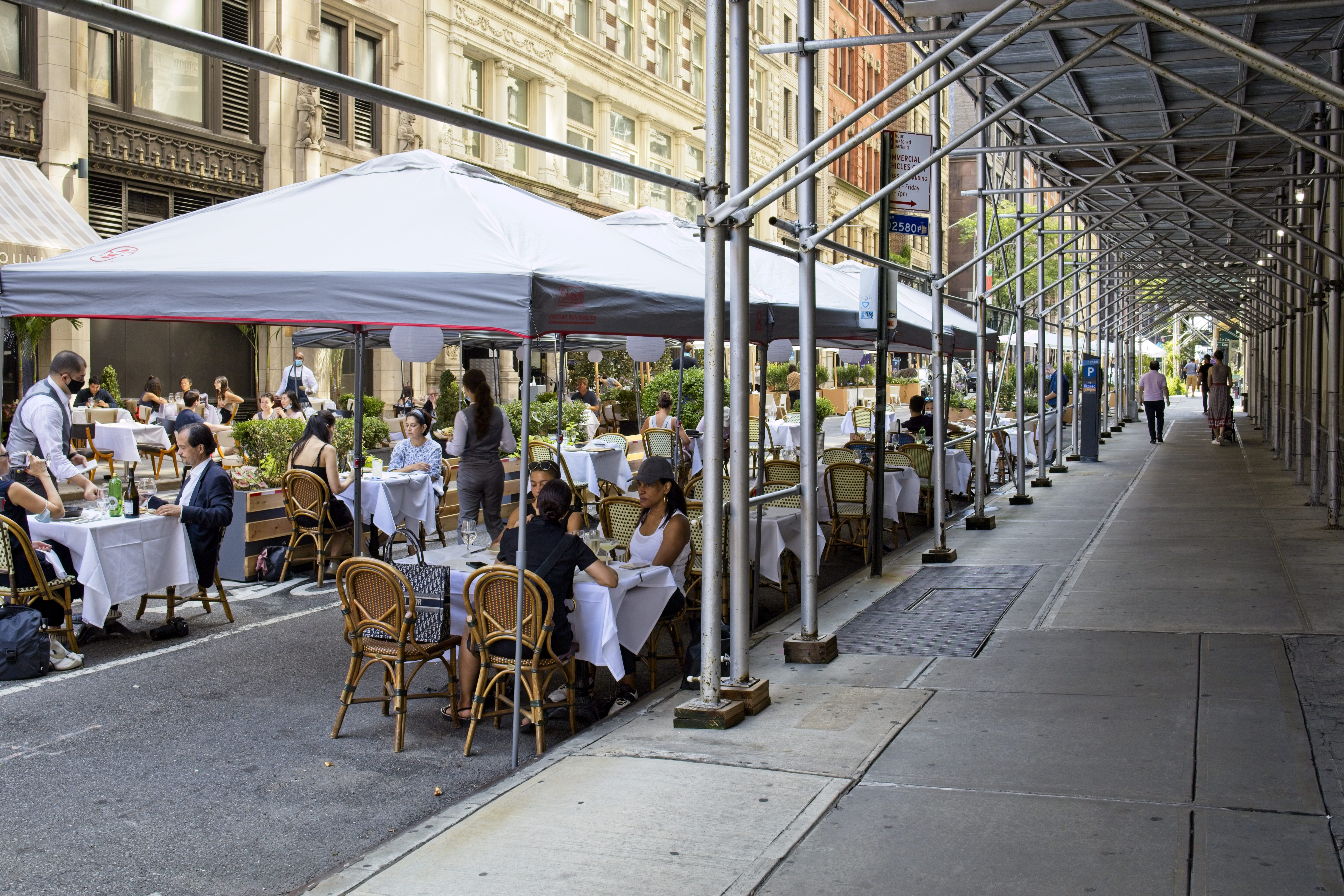 dehors new york strada
