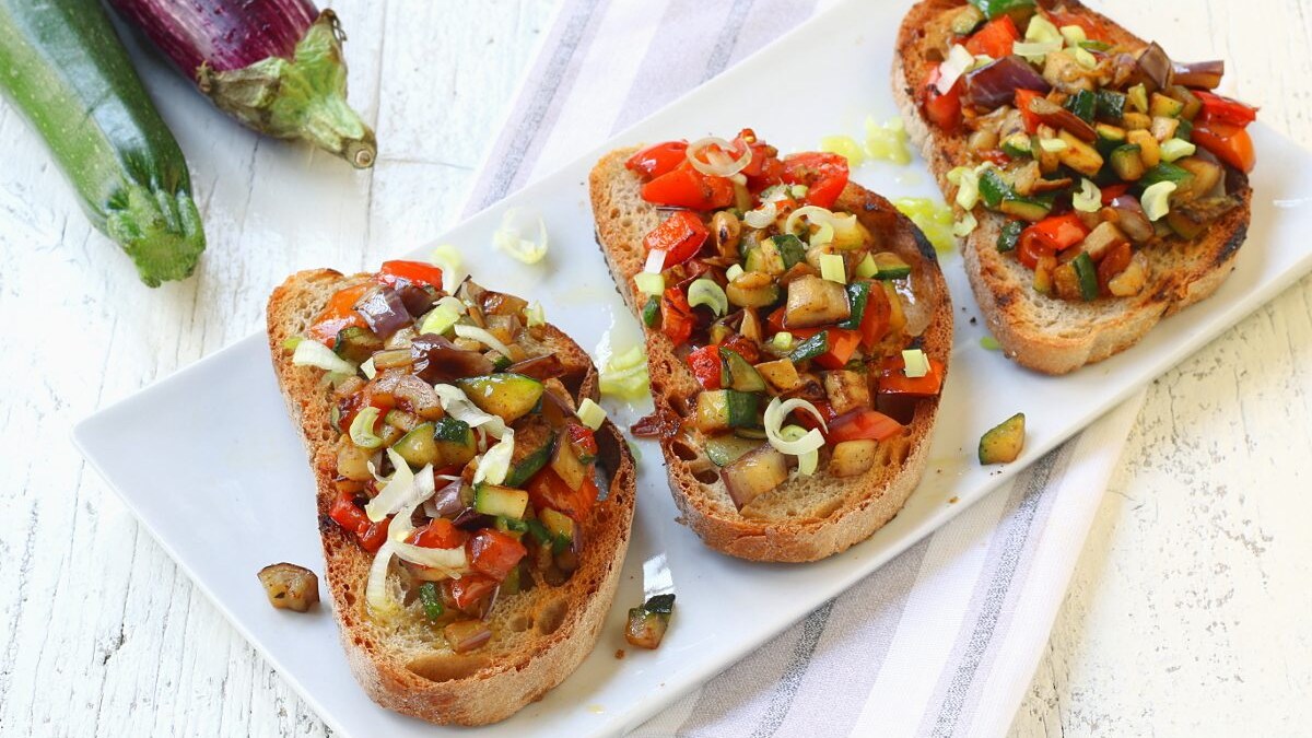 Bruschette con verdure estive