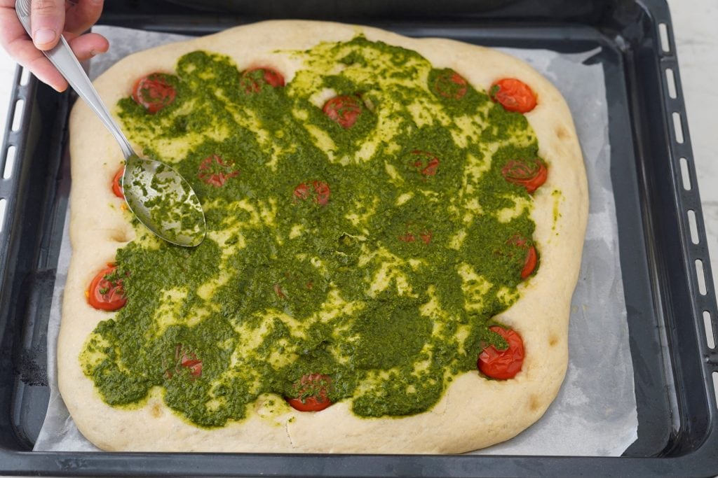 Focaccia pesto e pomodorini la ricetta del rustico soffice e gustoso