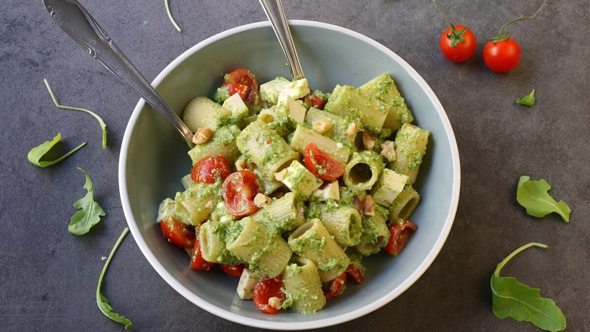 Insalata di pasta con pesto di rucola