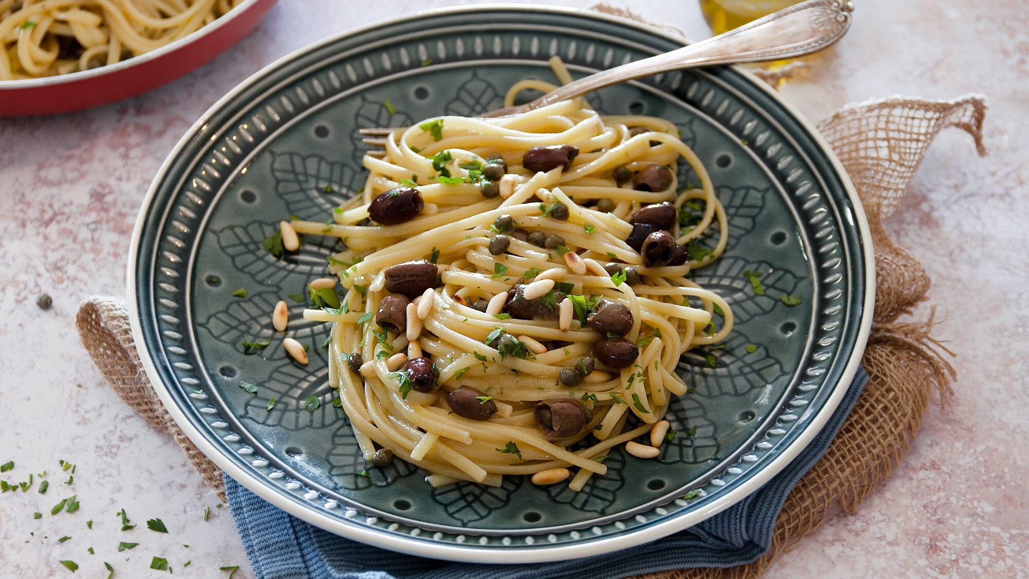 Linguine acciughe olive e pinoli