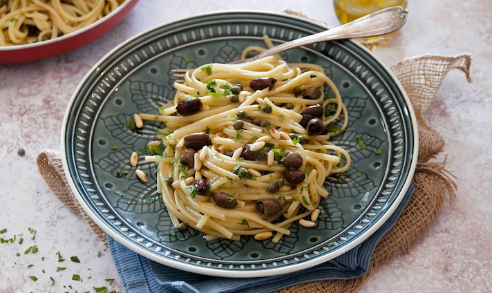 Linguine acciughe olive e pinoli