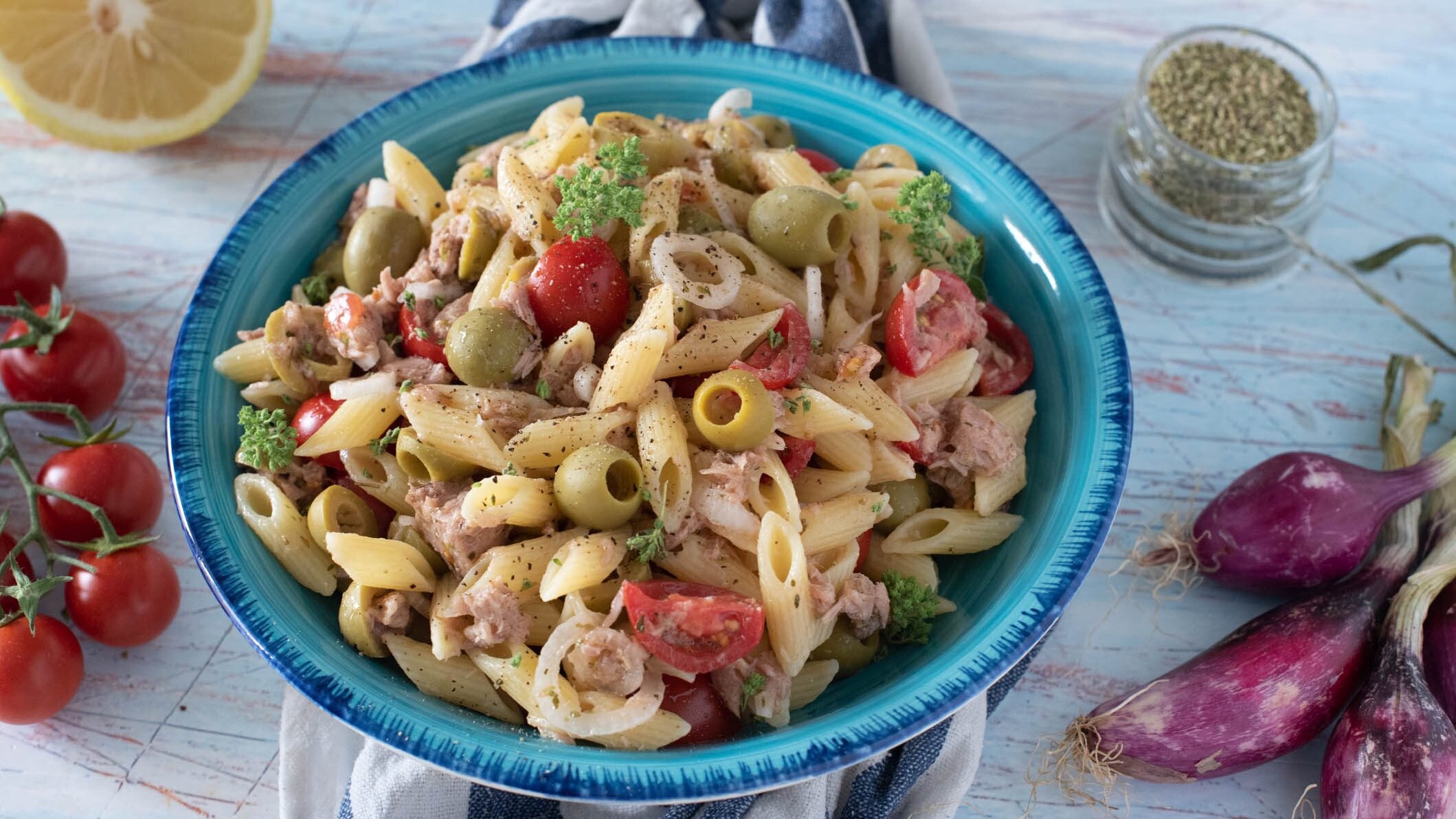 Pasta fredda con limone, olive e tonno