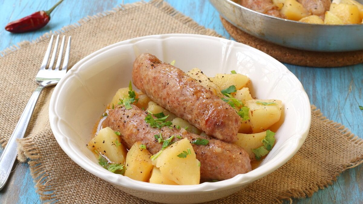 Salsiccia in umido con patate