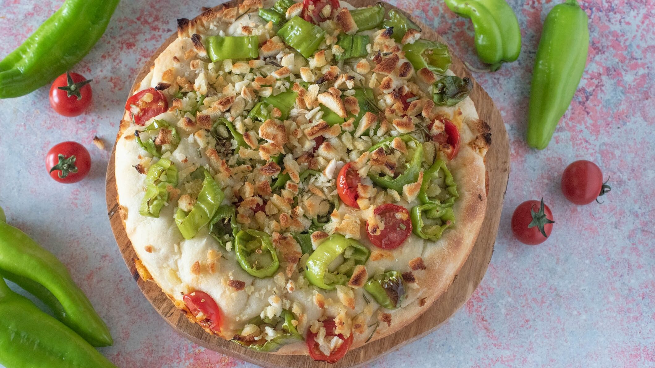 focaccia con friggitelli e pomodorini