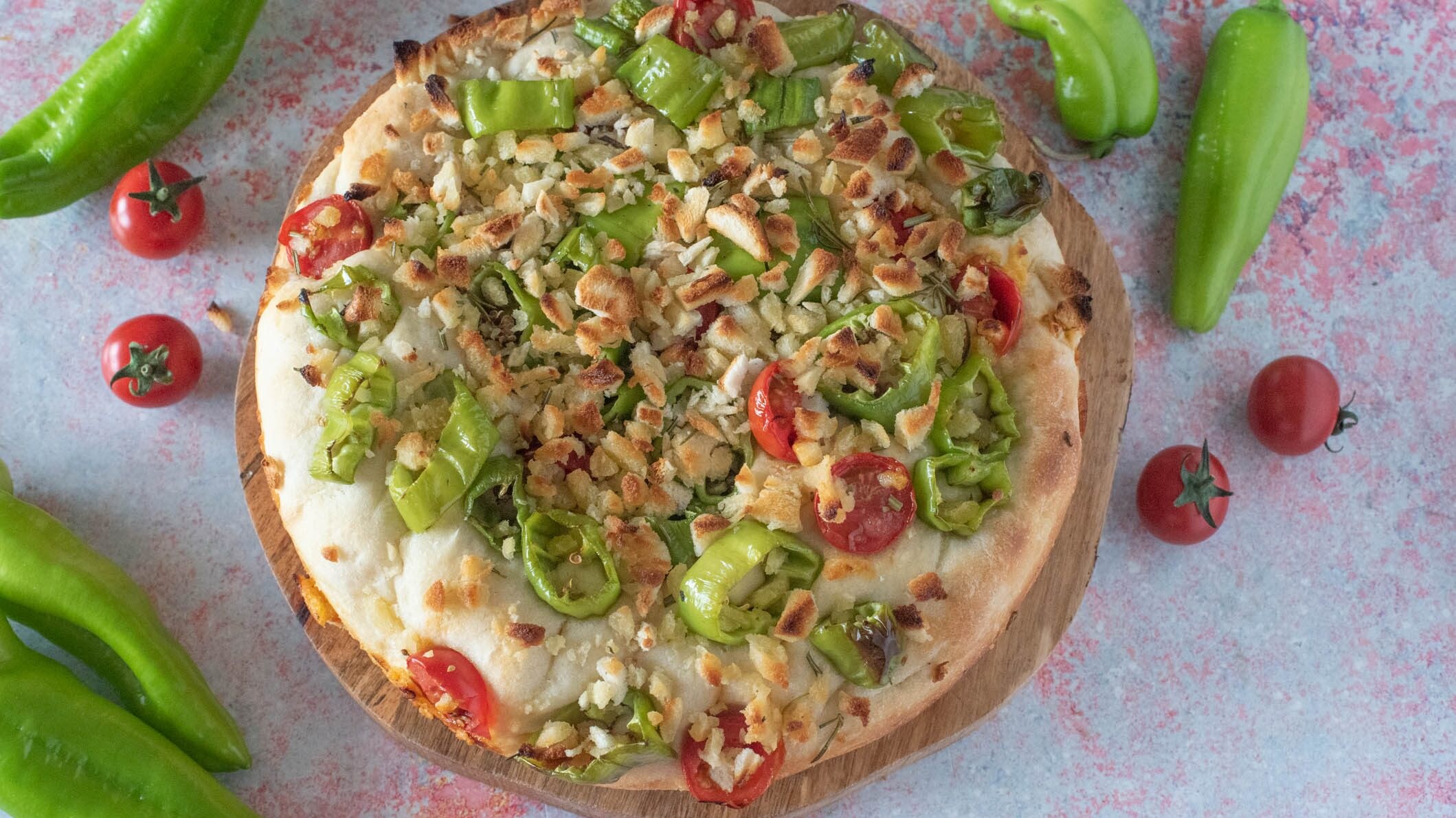 focaccia con friggitelli e pomodorini