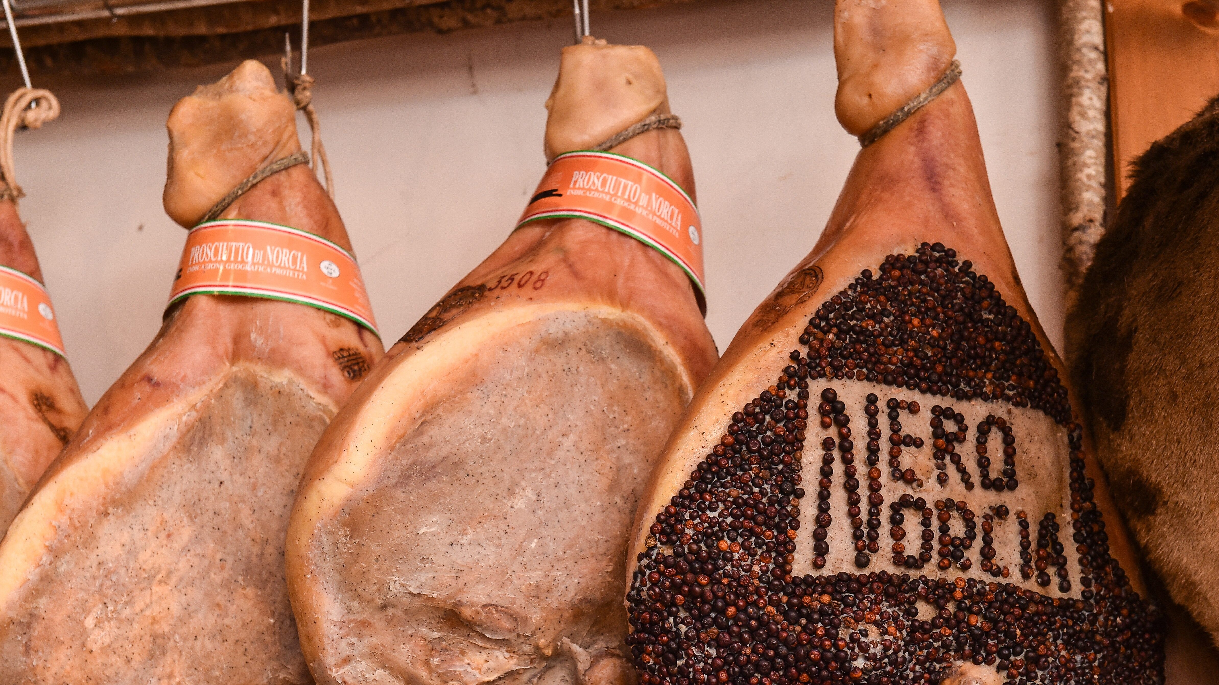 prosciutto di Norcia norcineria norcino prodotti tipici