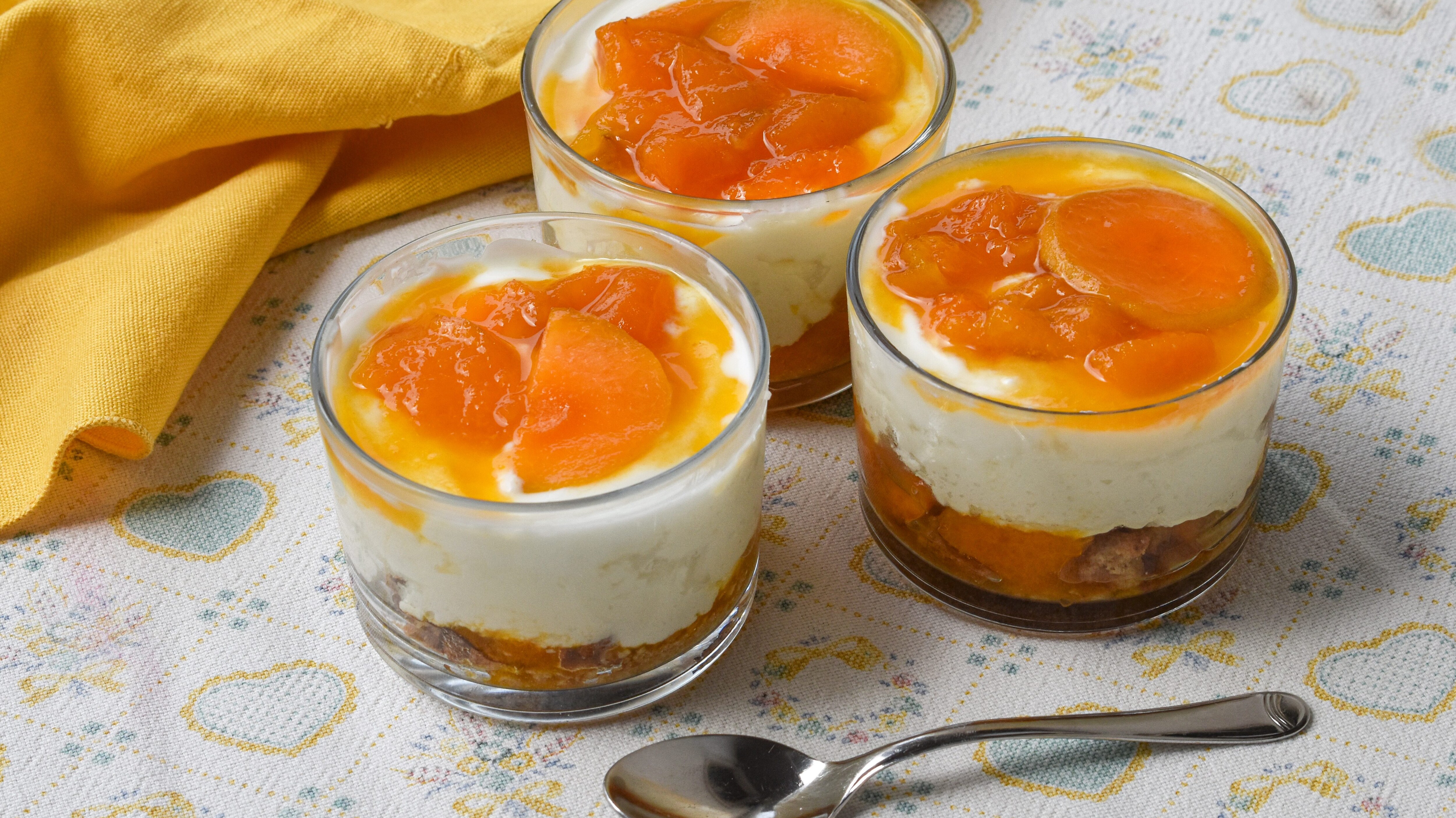 Bicchieri_con_crema_di_albicocche_e_yogurt_1