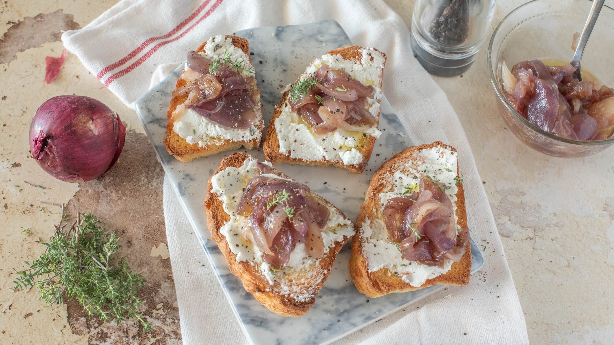 Bruschette con cipolle caramellate e caprino