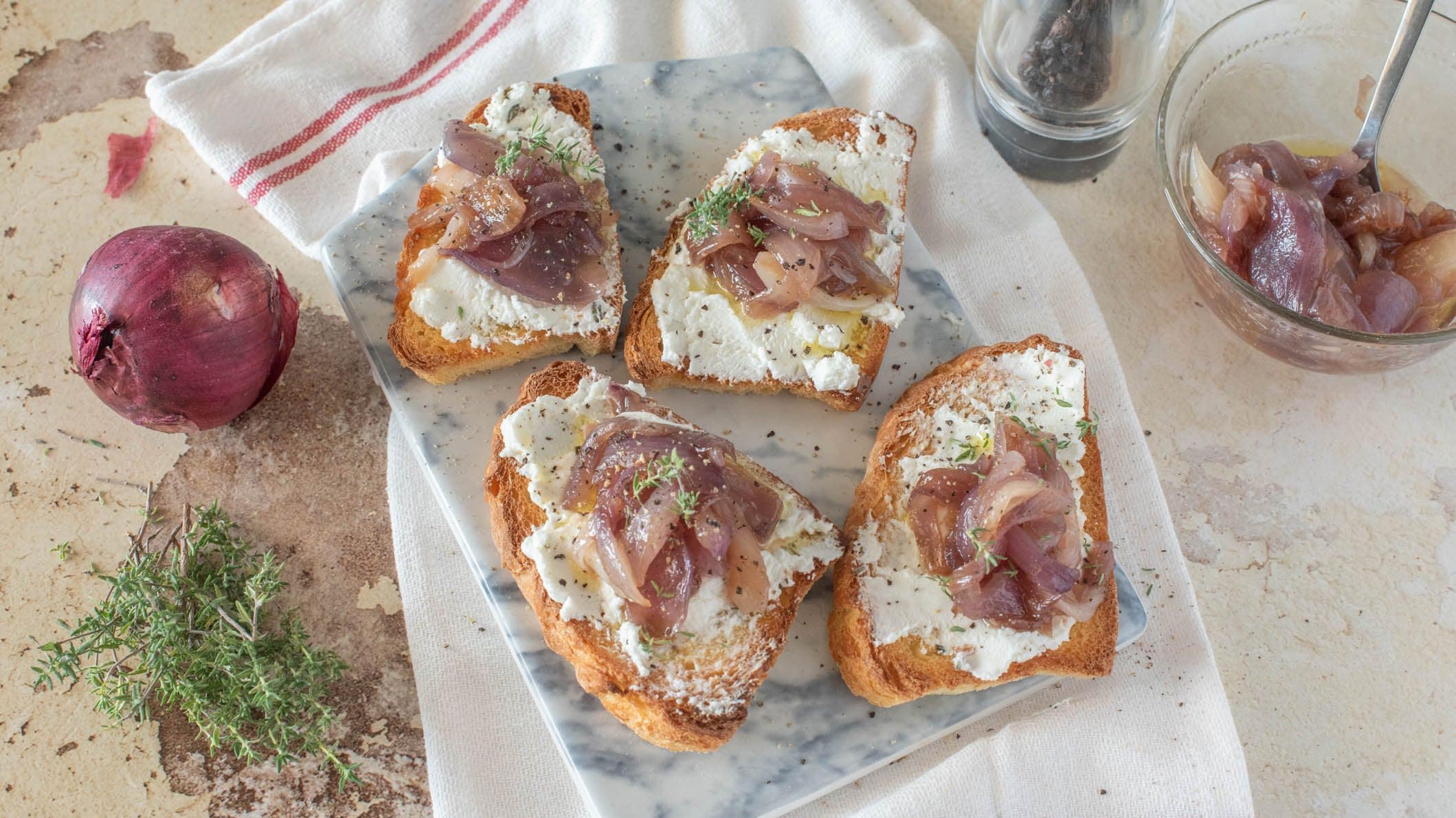 Bruschette con cipolle caramellate e caprino
