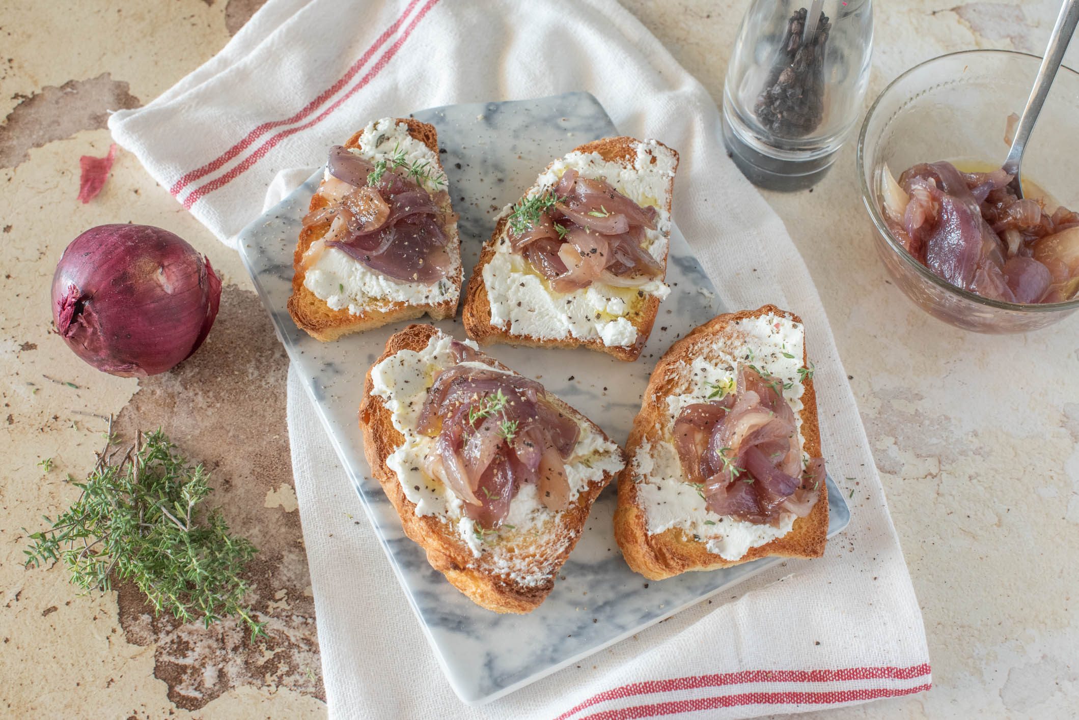 Bruschette con cipolle caramellate e caprino