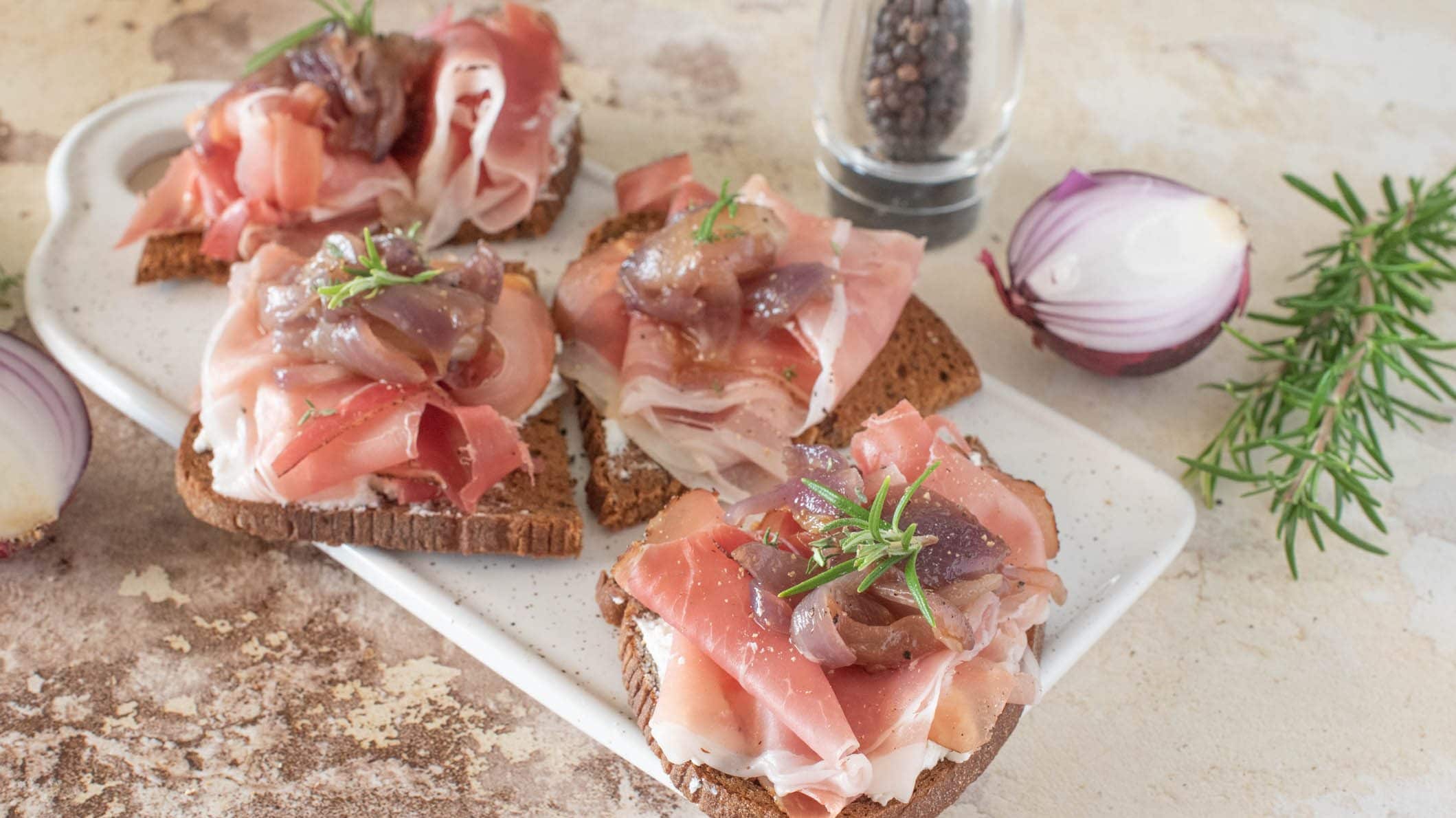 Bruschette con cipolle caramellate e speck