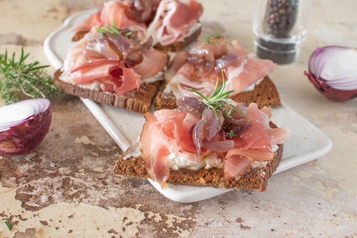 Bruschette con cipolle caramellate e speck