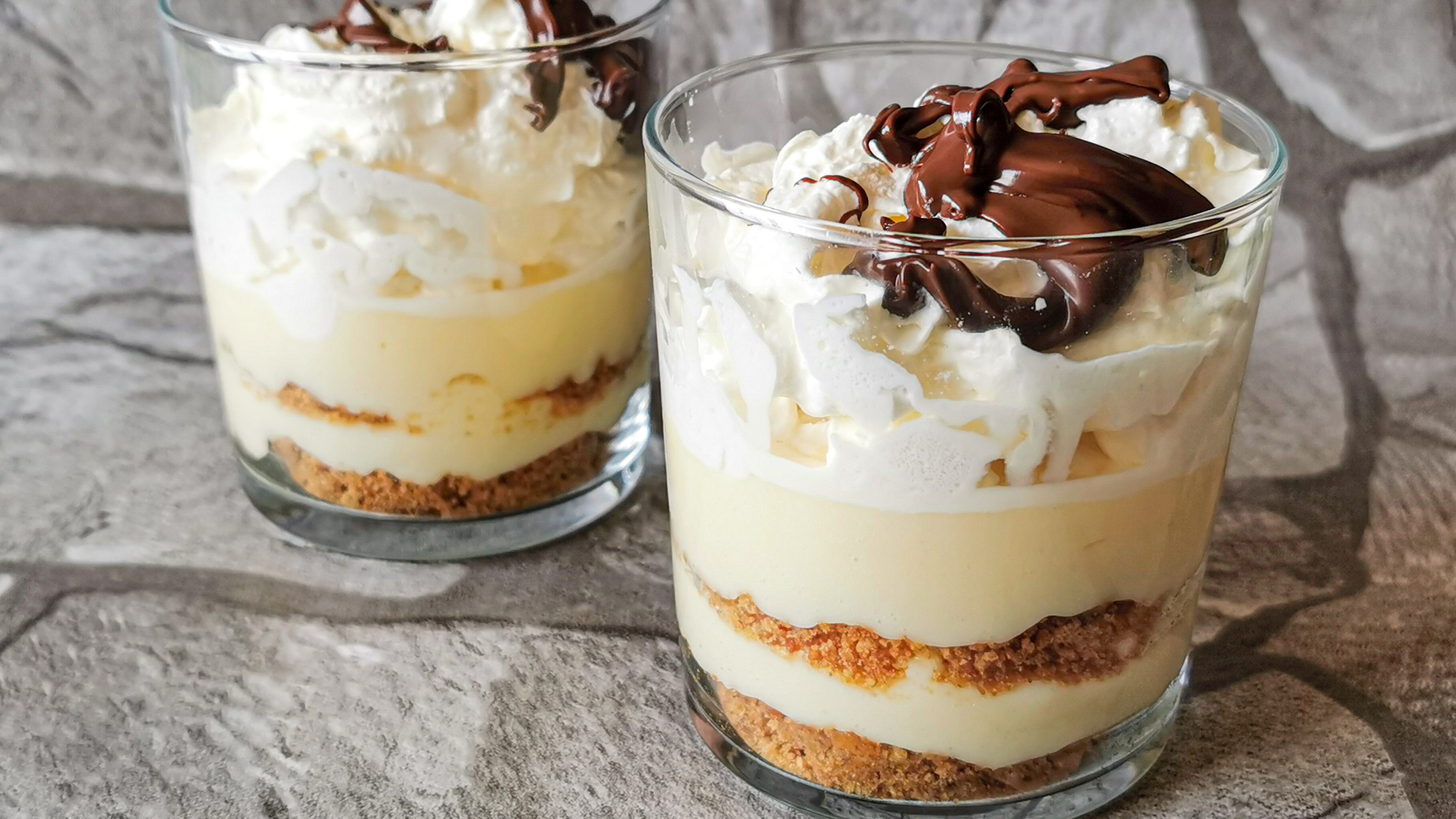 Bicchieri alla crema pasticcera e di nocciole