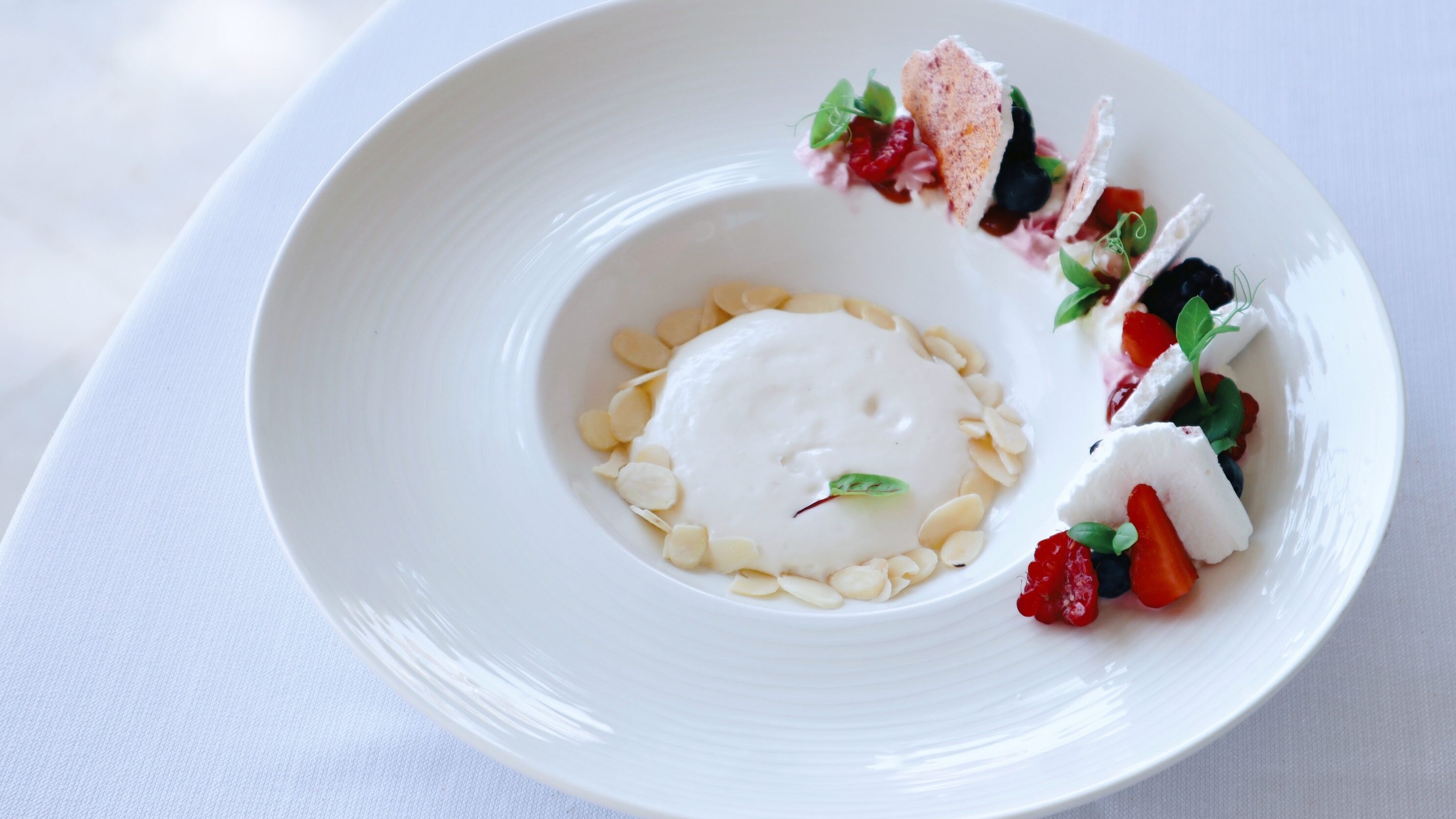 zuppetta-frutta-spuma-latte-di-mandorla
