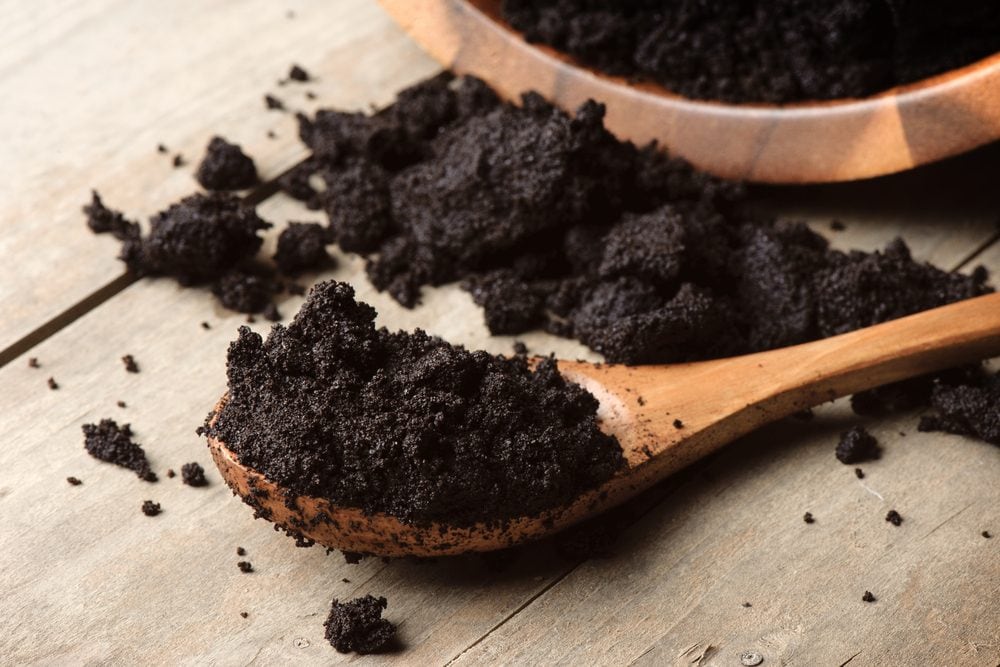 Come riciclare i fondi del caffè: 5 idee per usarli in cucina