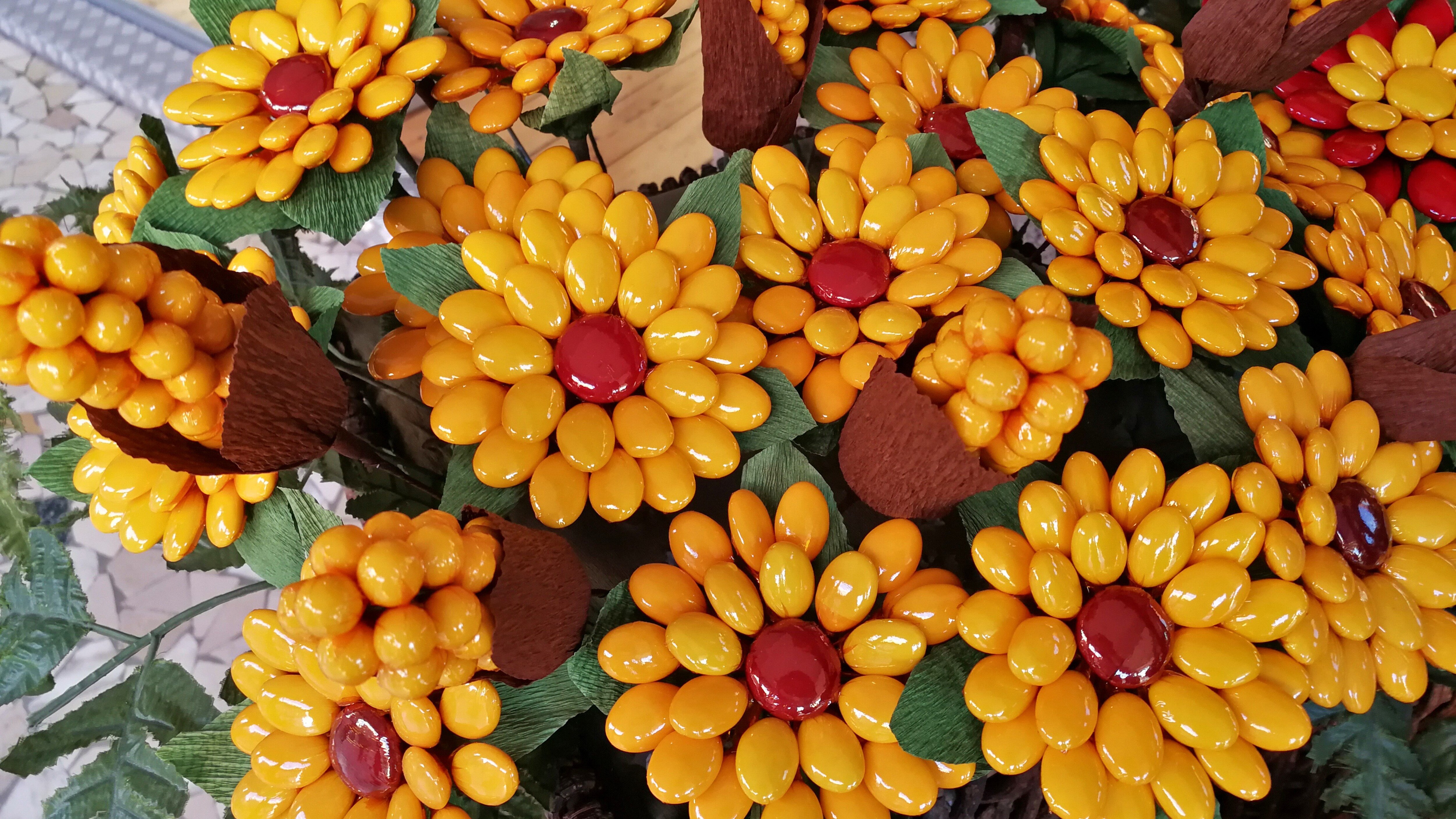 confetti di Sulmona composizione floreale girasole