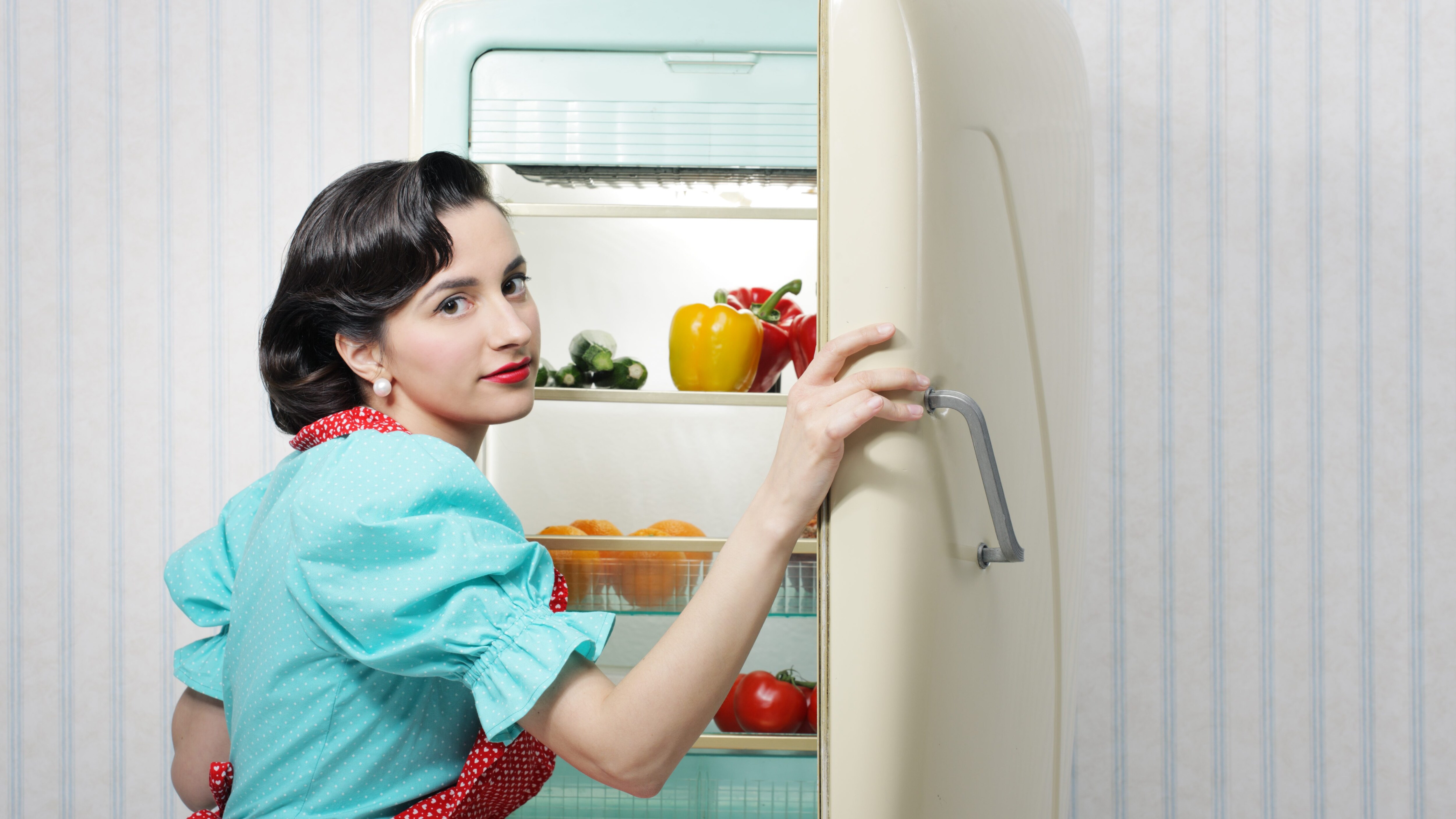 donna in cucina invenzione frigorifero