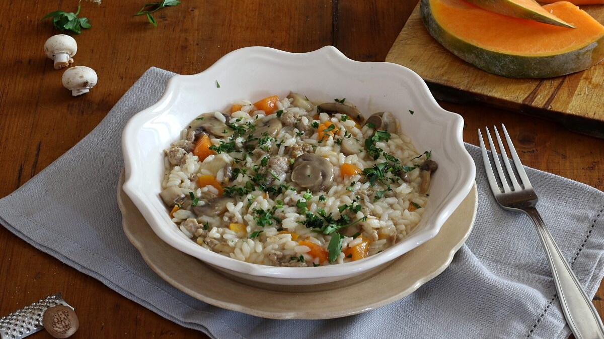 Risotto zucca, funghi e salsiccia
