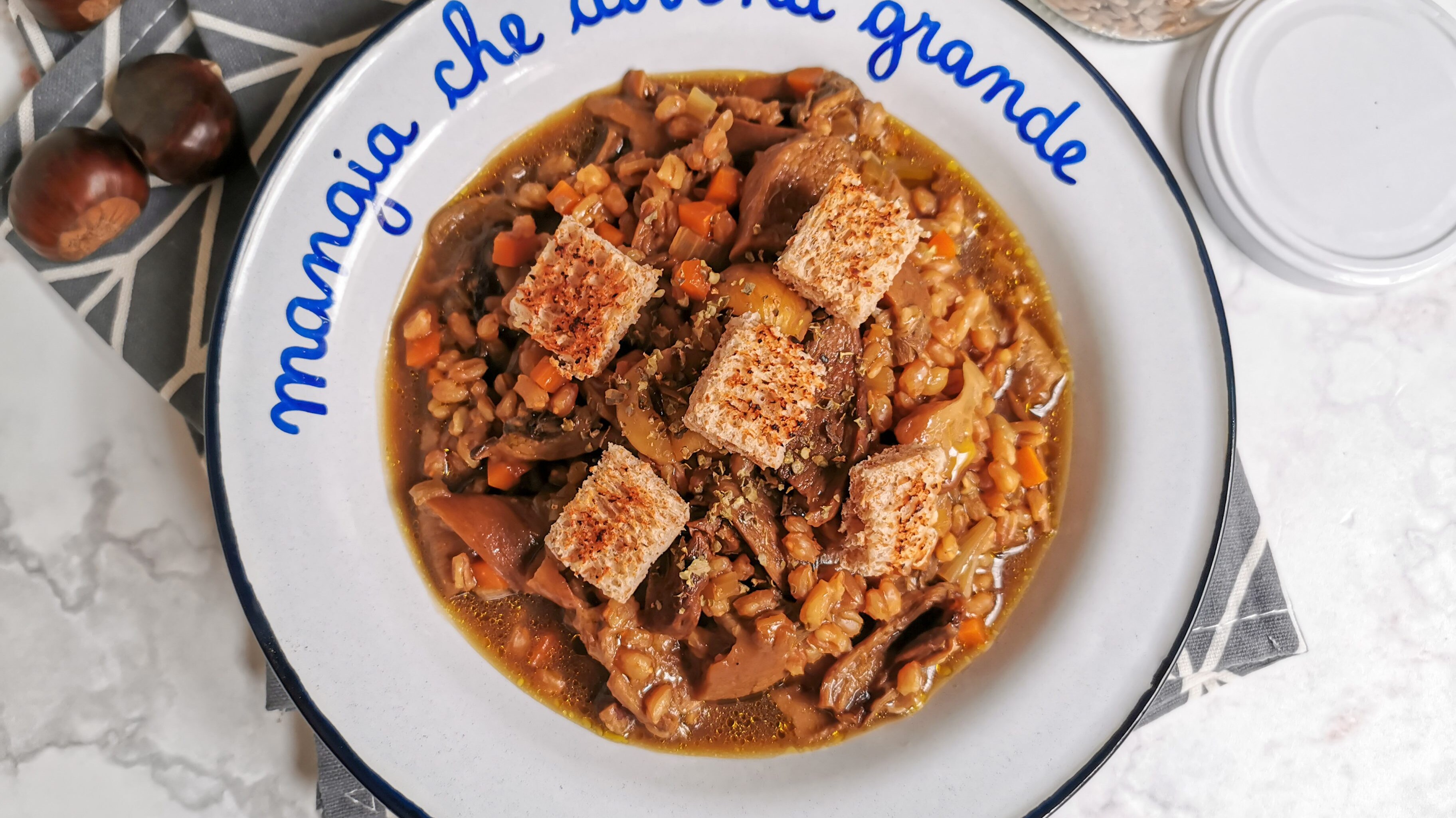 Zuppa di farro con castagne e porcini