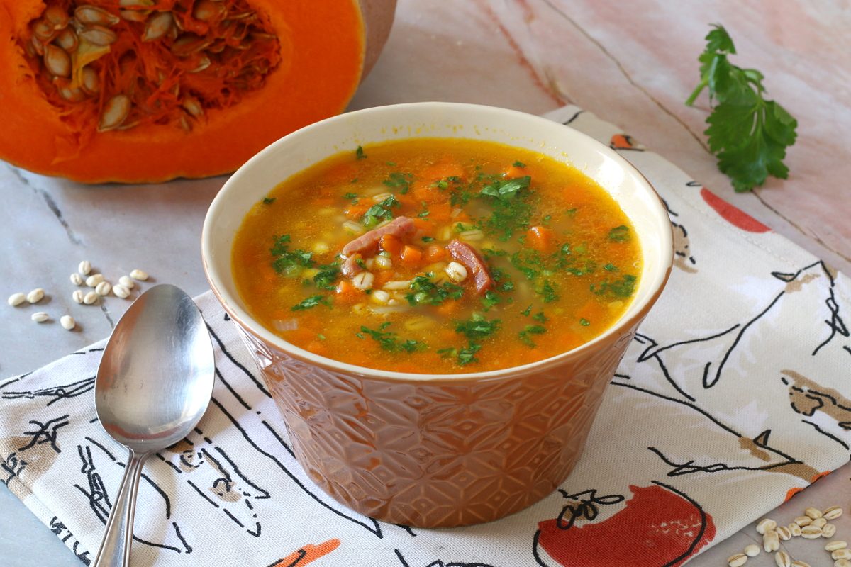 Minestra di orzi, zucca e speck